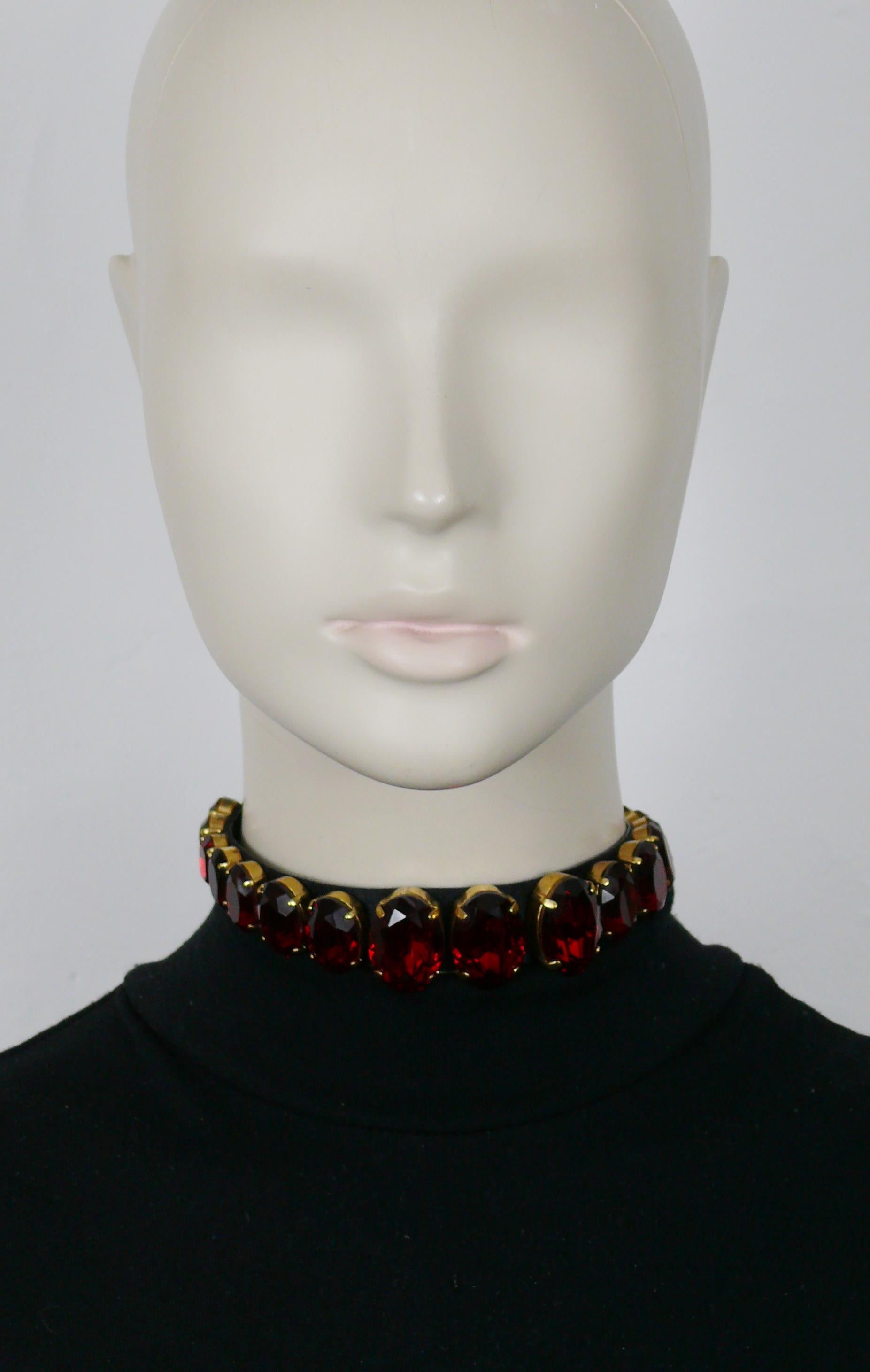 CHANEL vintage black satin collar necklace embellished with graduated ruby colour crystals in a gold tone setting. Black leather lining. 

Similar model (in a clear crystal variant) worn by supermodel LINDA EVANGELISTA on the CHANEL Fall-Winter