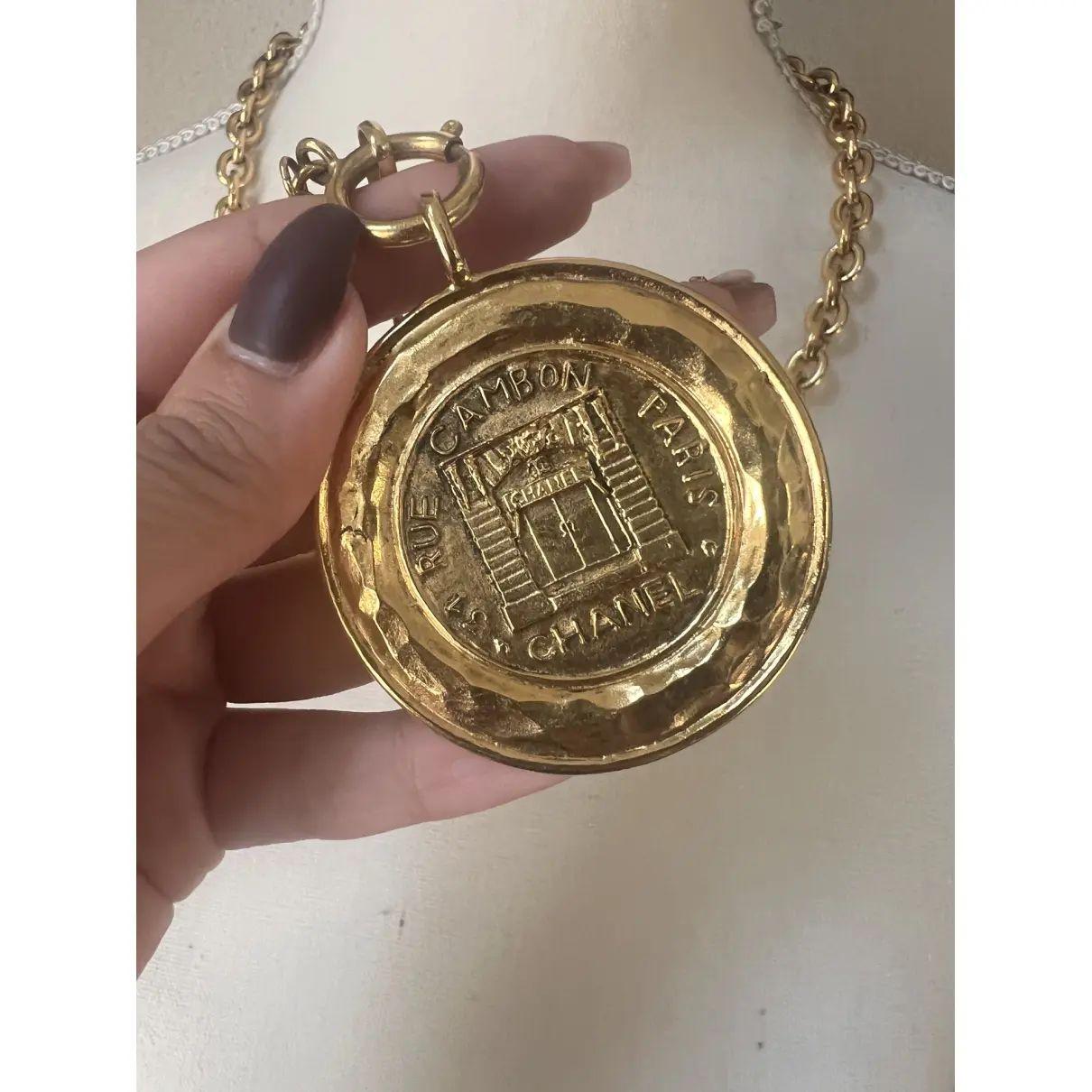 CHANEL Vintage Rue Cambon Large Médaillon Or Pendentif Collier Bon état - En vente à Bellevue, WA