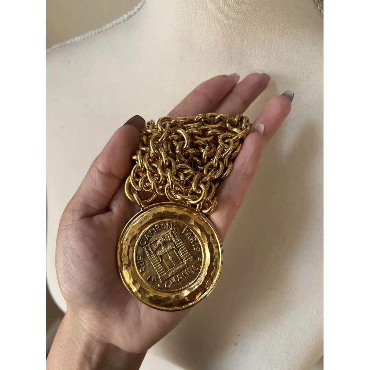 CHANEL Vintage Rue Cambon Large Médaillon Or Pendentif Collier en vente 3