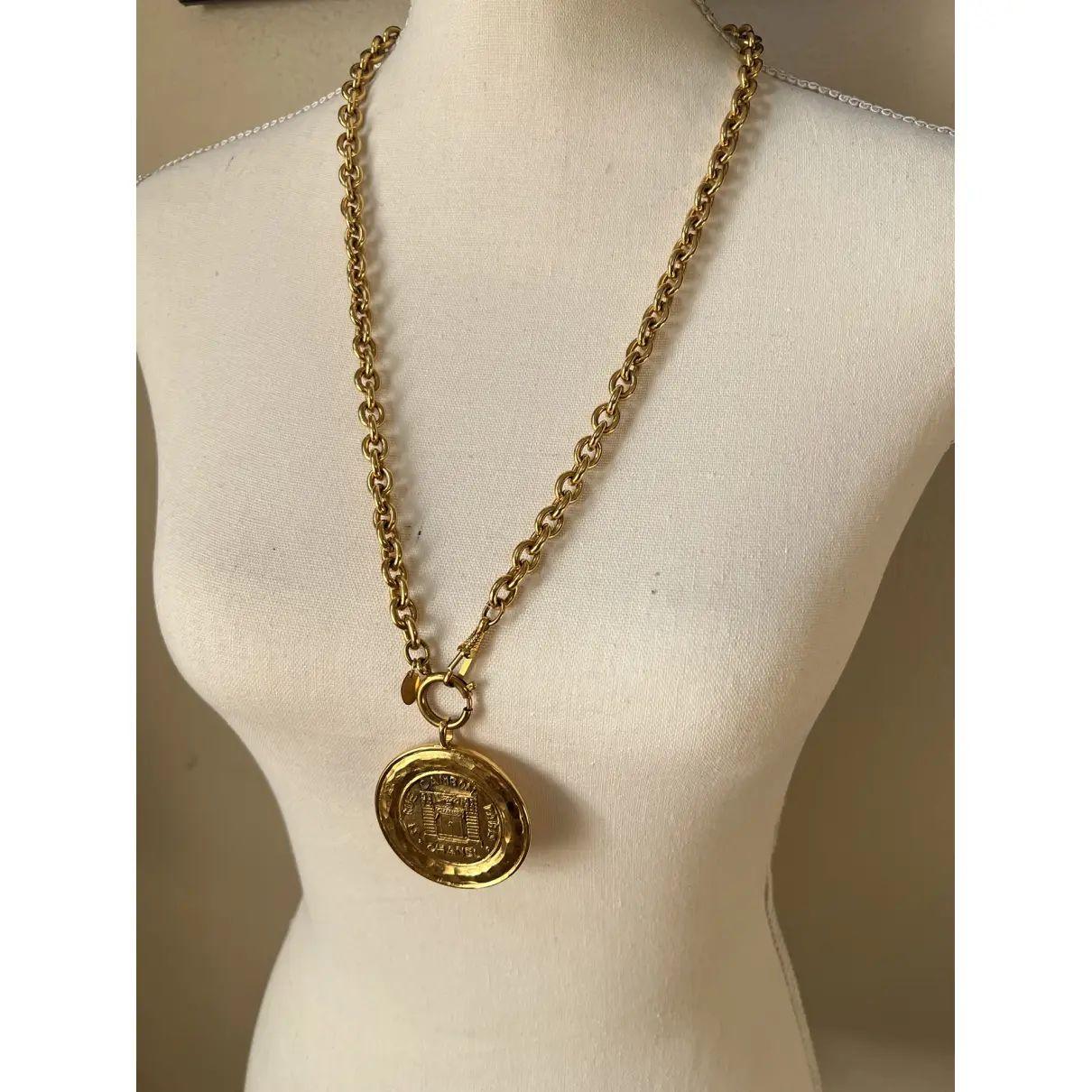 CHANEL Vintage Rue Cambon Large Médaillon Or Pendentif Collier en vente 4