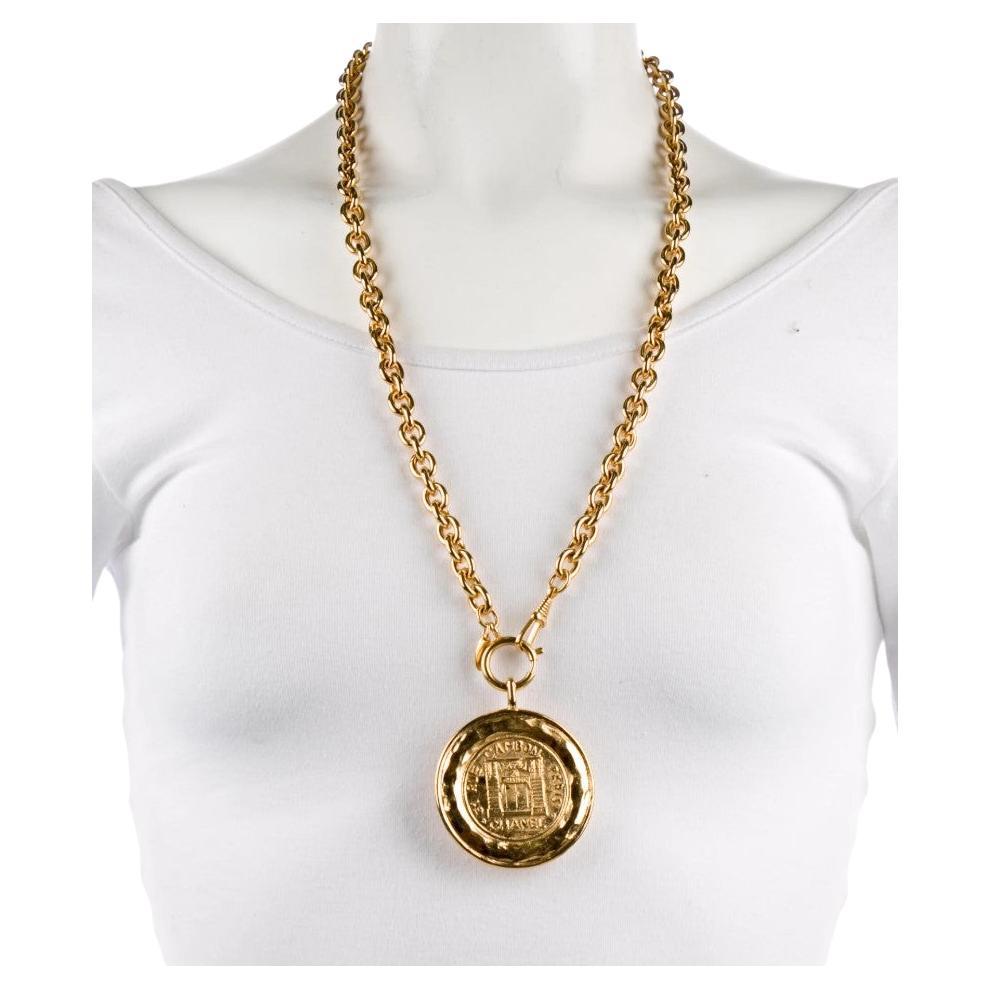 CHANEL Vintage Rue Cambon Large Médaillon Or Pendentif Collier en vente
