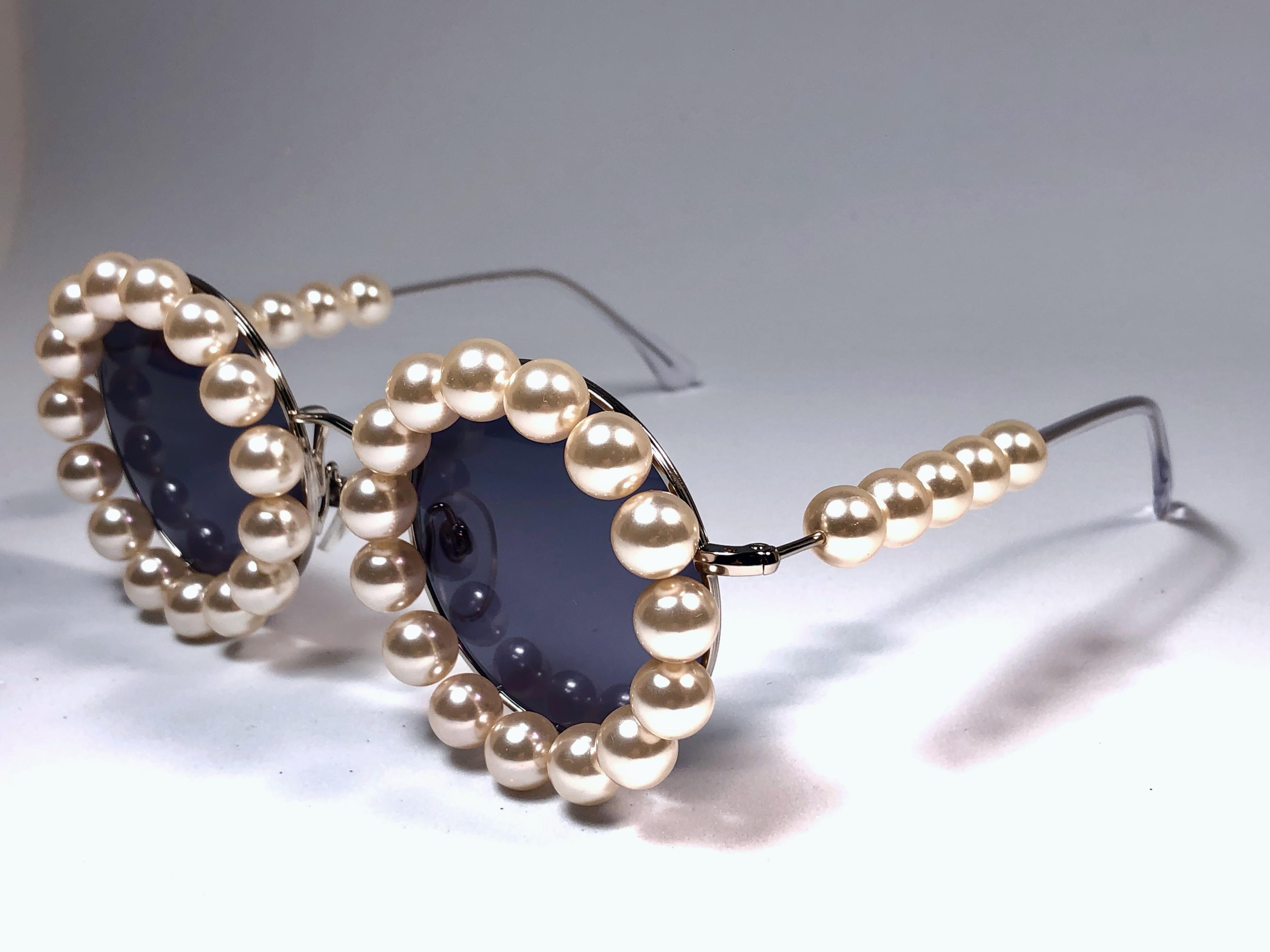 Chanel Vintage Laufsteg Perlen Frühjahr/Sommer 1994 Sonnenbrille, hergestellt in Italien im Angebot 6