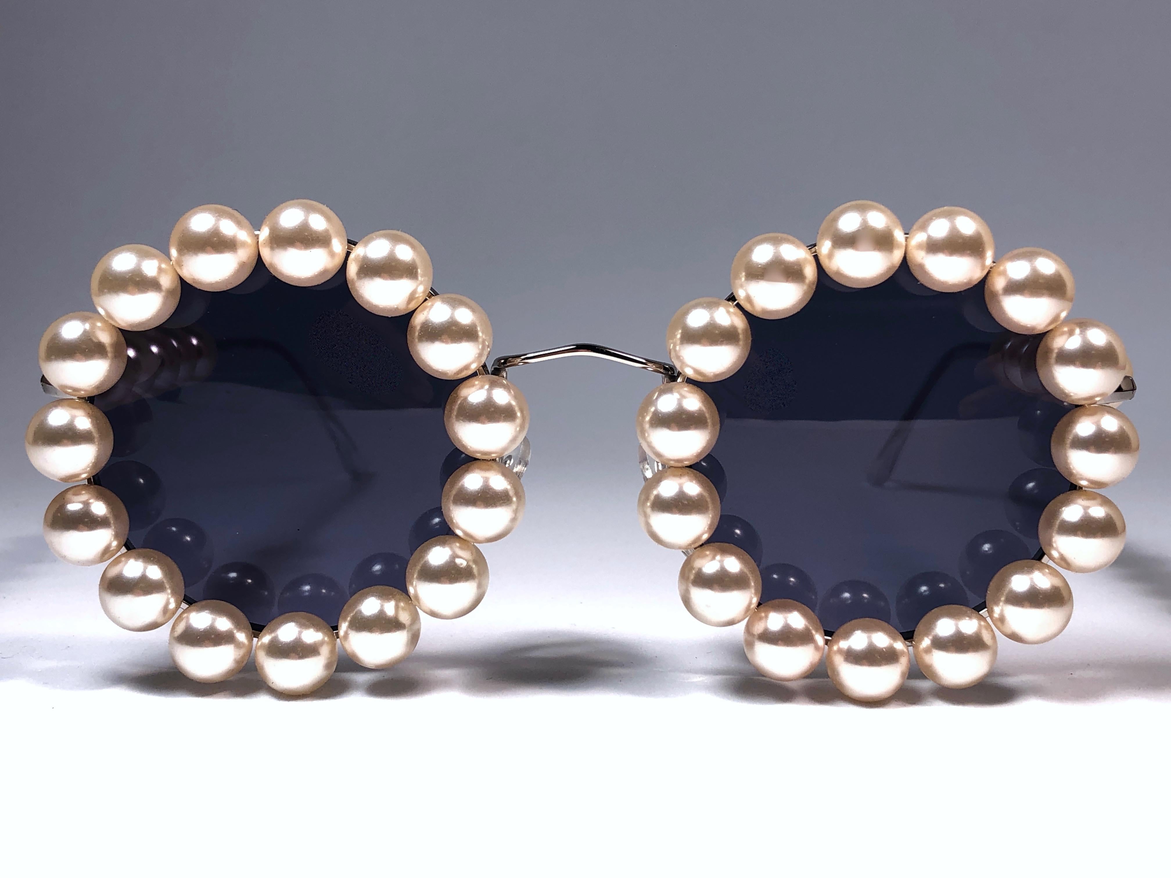 New Rare Vintage Chanel faux Perle Sonnenbrille für die Frühjahr-Sommer-Show 1994.

Ein seltenes und einzigartiges Stück in diesem neuen, nie ausgestellten oder getragenen Zustand. Dieser Artikel kann leichte Abnutzungserscheinungen aufgrund der