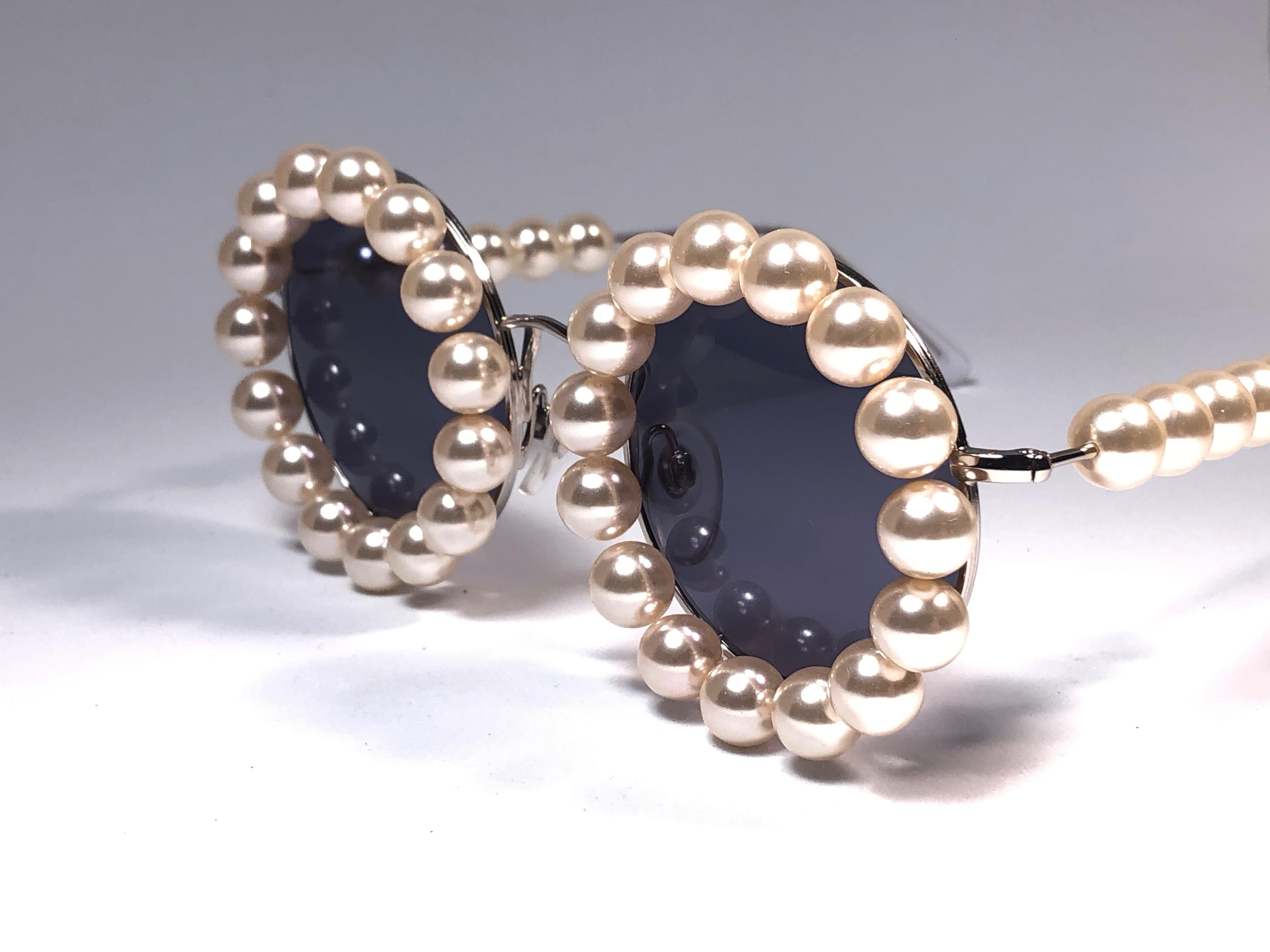 Chanel Vintage Runway Pearls Spring Summer 1994 Sunglasses Made In Italy In Excellent Condition For Sale In Baleares, Baleares