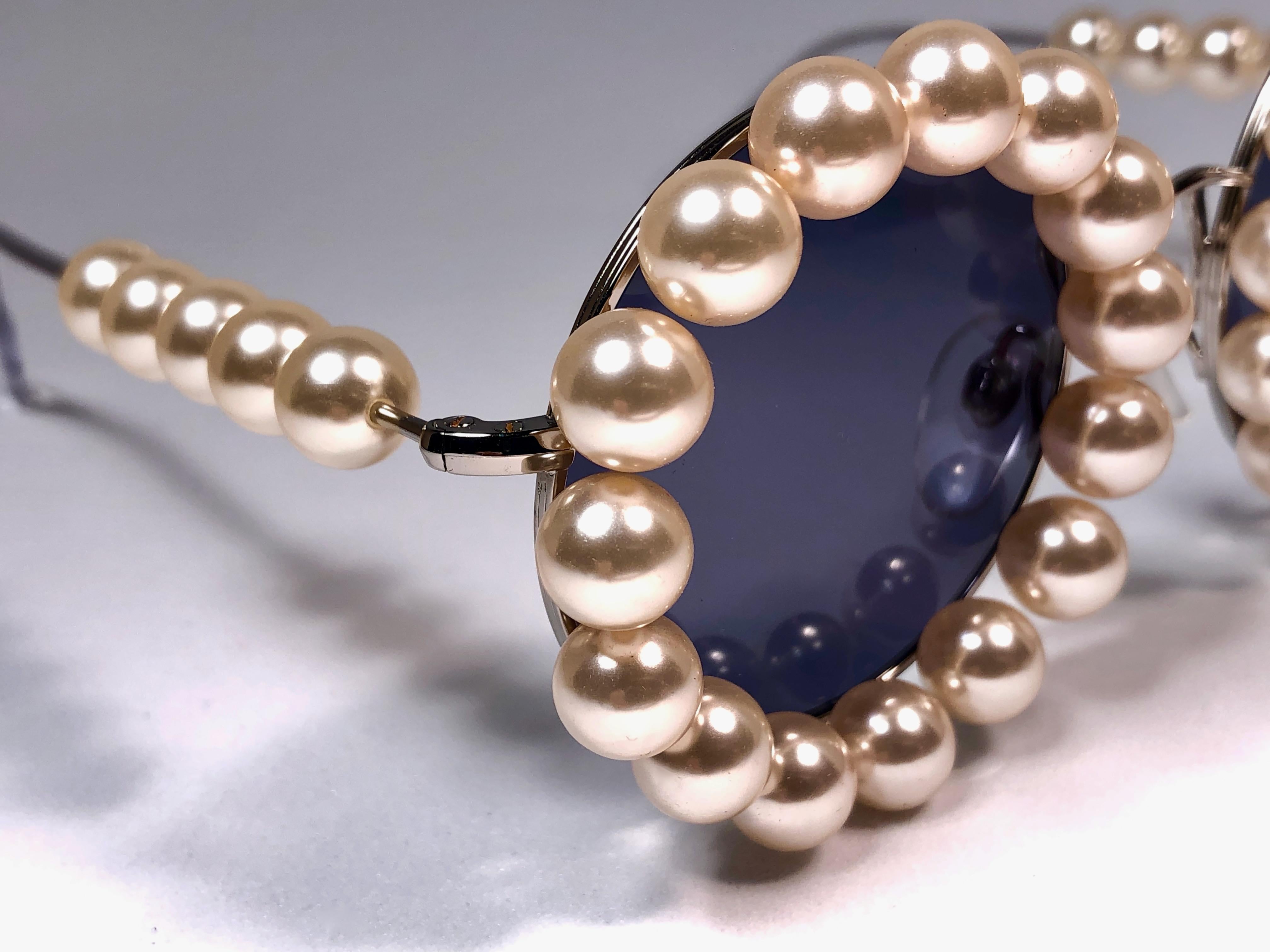 Chanel Vintage Laufsteg Perlen Frühjahr/Sommer 1994 Sonnenbrille, hergestellt in Italien für Damen oder Herren im Angebot