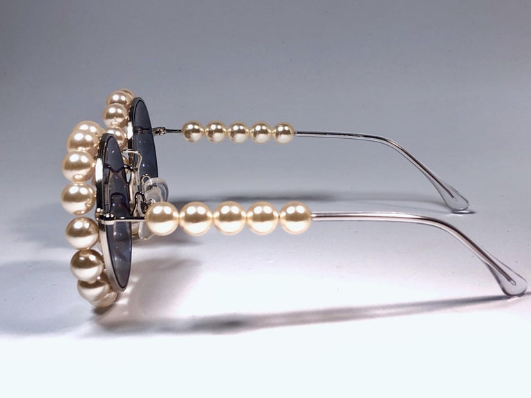 Chanel Vintage Runway Pearls Spring Summer 1994 Sunglasses  display picture 2
