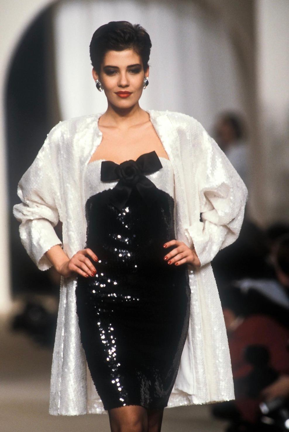 Chanel Vintage S.S. White 1987 Bianco Nero con paillettes e fiocco Bustier Mini Dress In condizioni buone in vendita a Jersey City, NJ