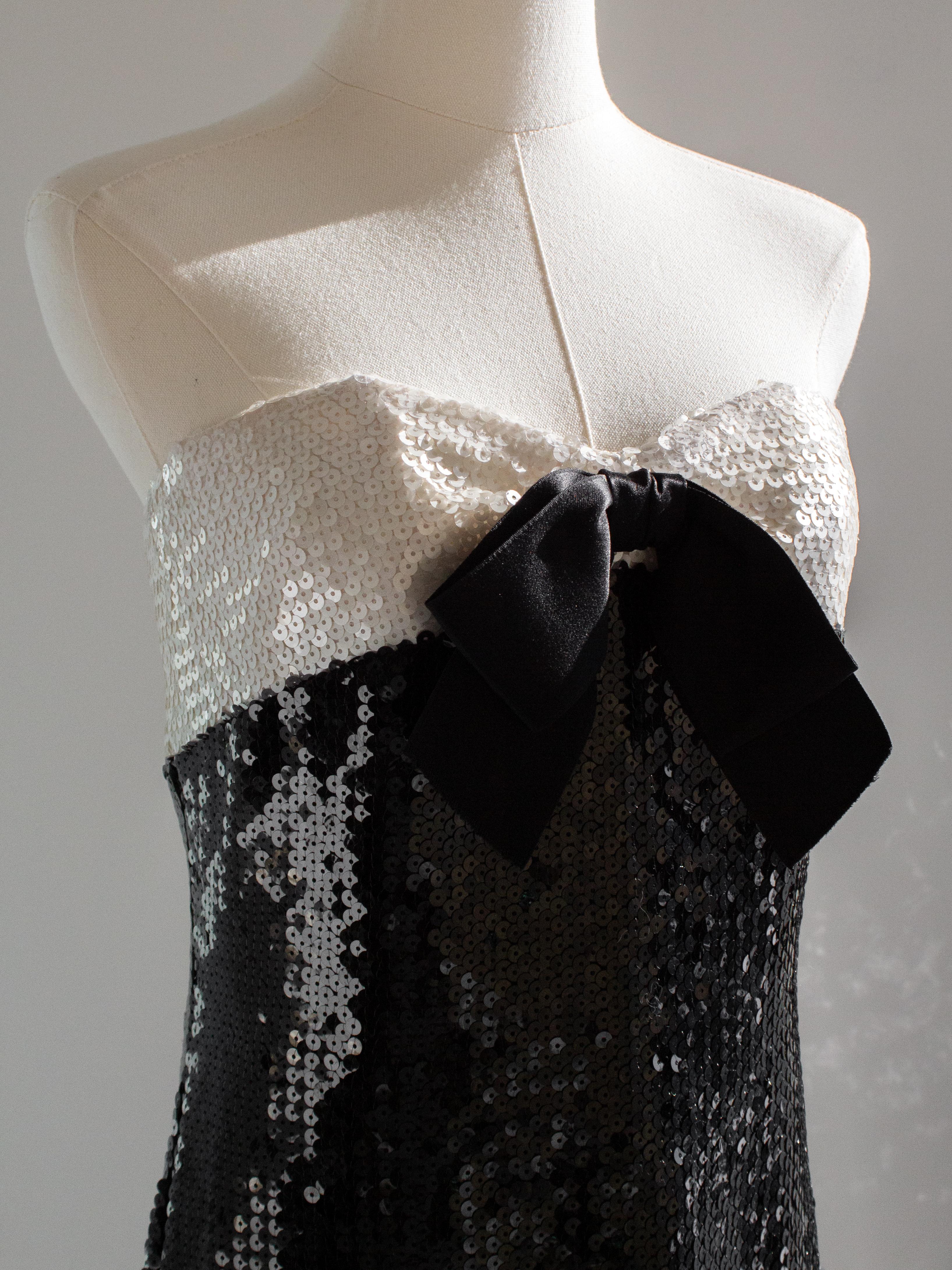 Chanel Vintage S.S. White 1987 Bianco Nero con paillettes e fiocco Bustier Mini Dress in vendita 3