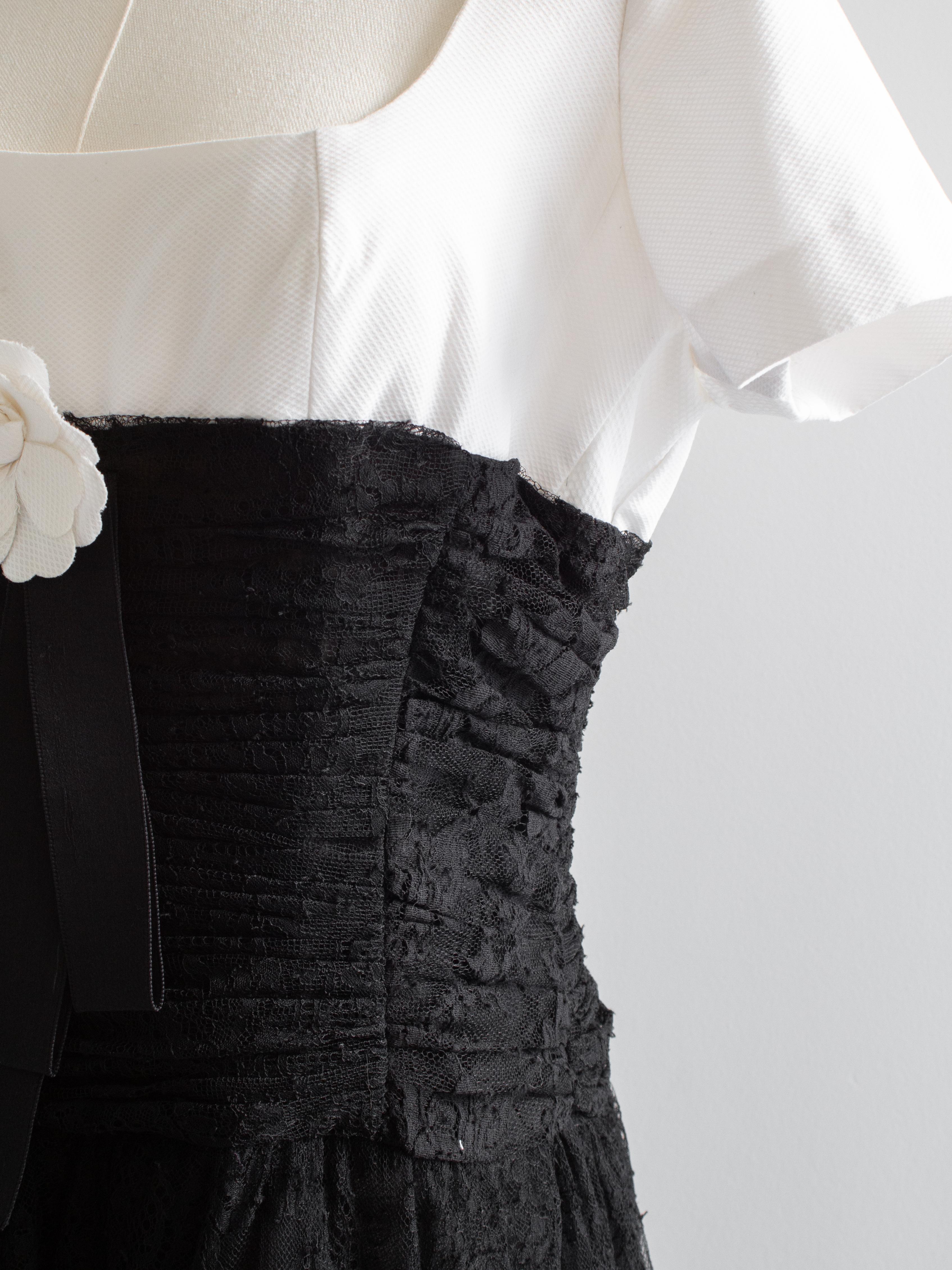 Chanel Vintage S/S 1988 White Black Lace Camellia Bow Dress Gown For Sale 6