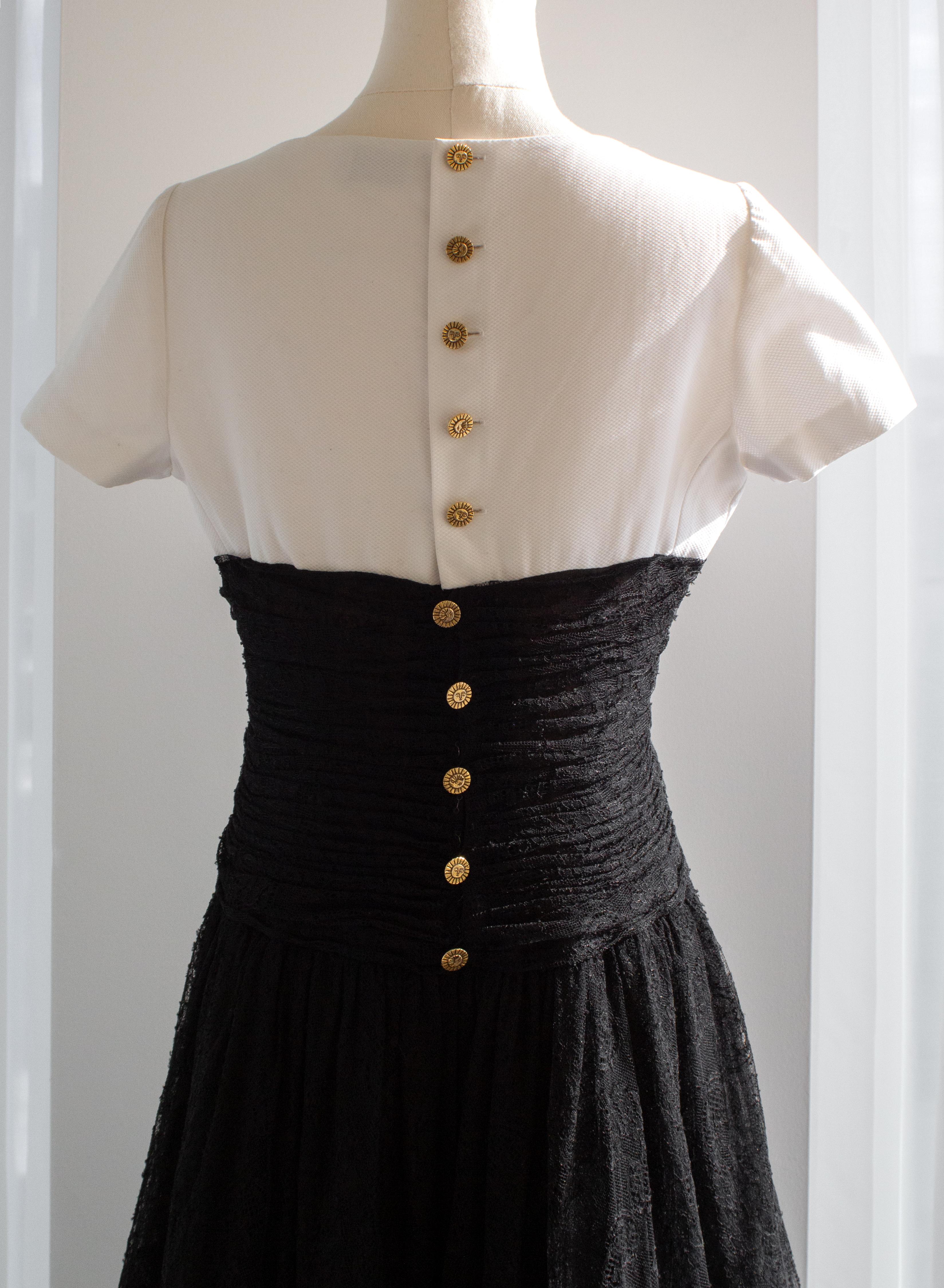 Chanel Vintage S/S 1988 White Black Lace Camellia Bow Dress Gown For Sale 7