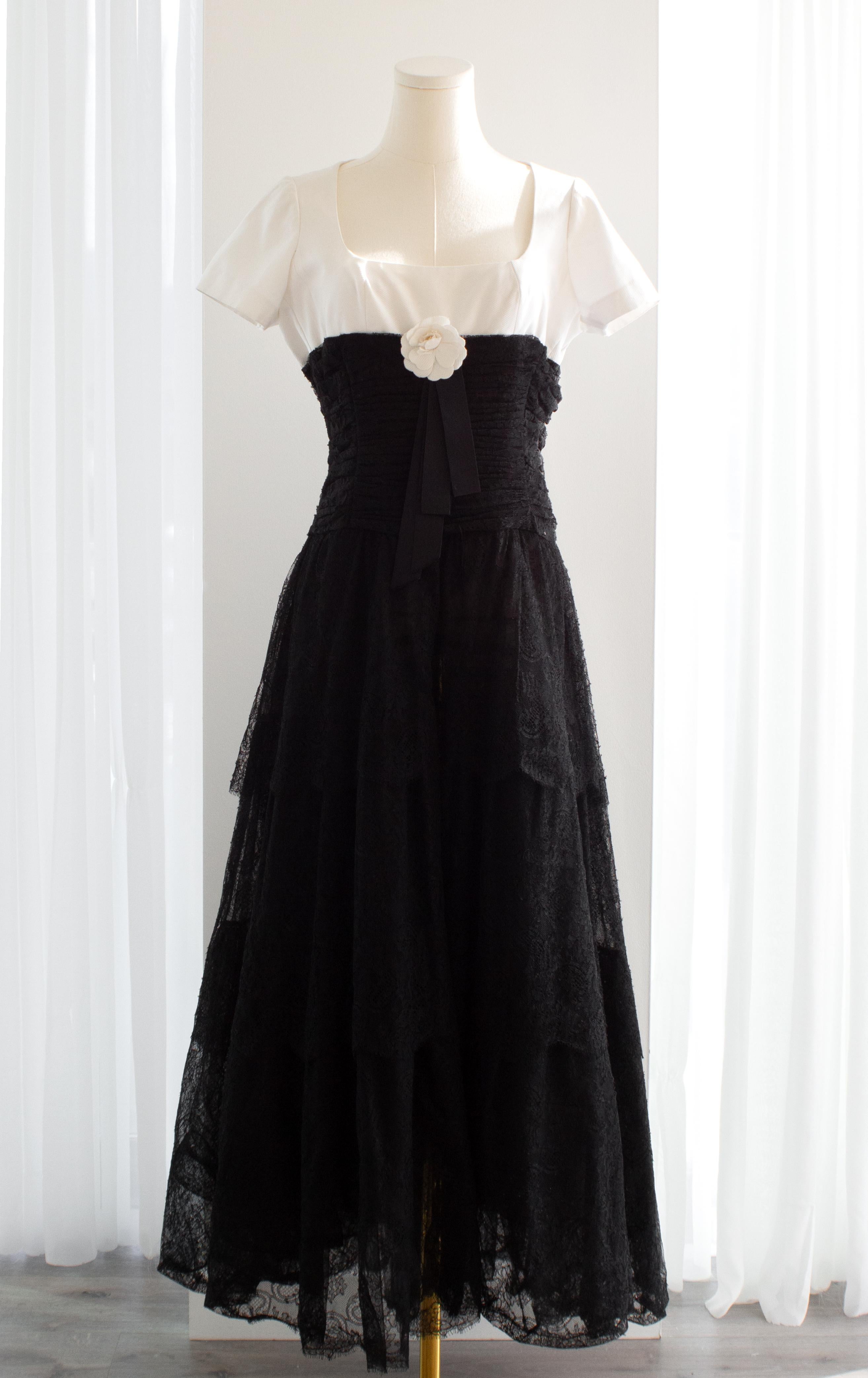 Women's Chanel Vintage S/S 1988 White Black Lace Camellia Bow Dress Gown For Sale