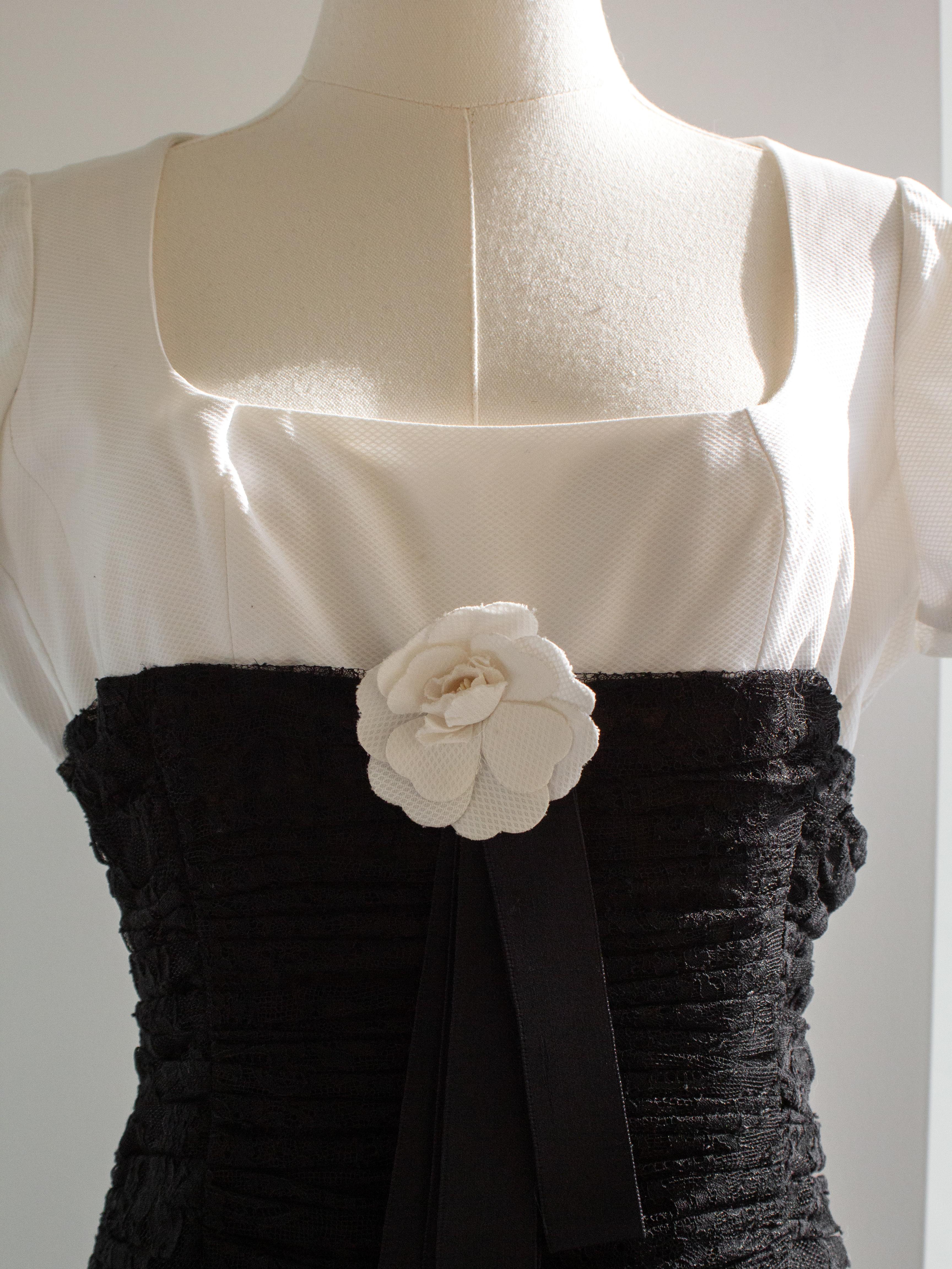 Chanel Vintage S/S 1988 White Black Lace Camellia Bow Dress Gown For Sale 2
