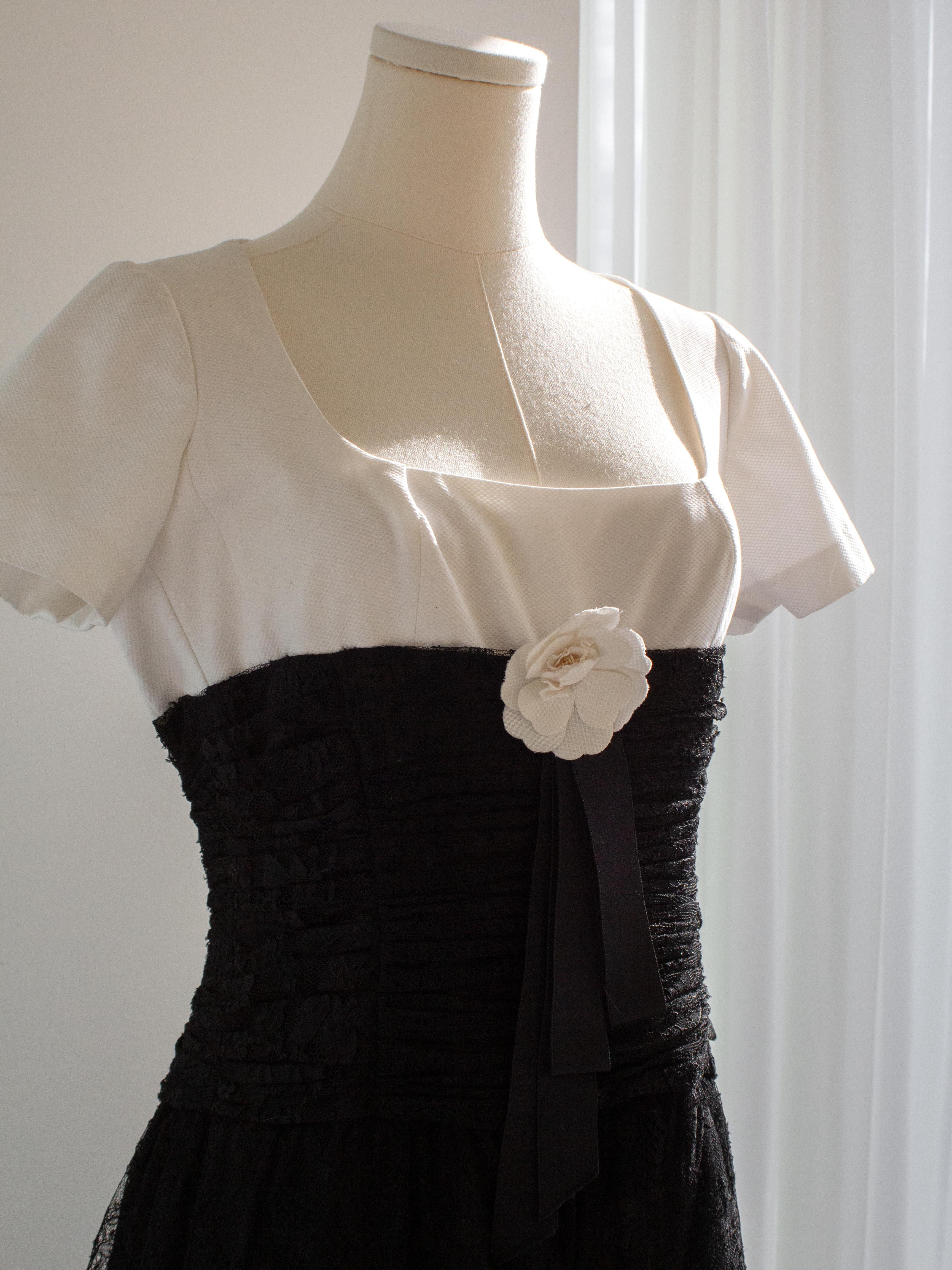 Chanel Vintage S/S 1988 White Black Lace Camellia Bow Dress Gown For Sale 3