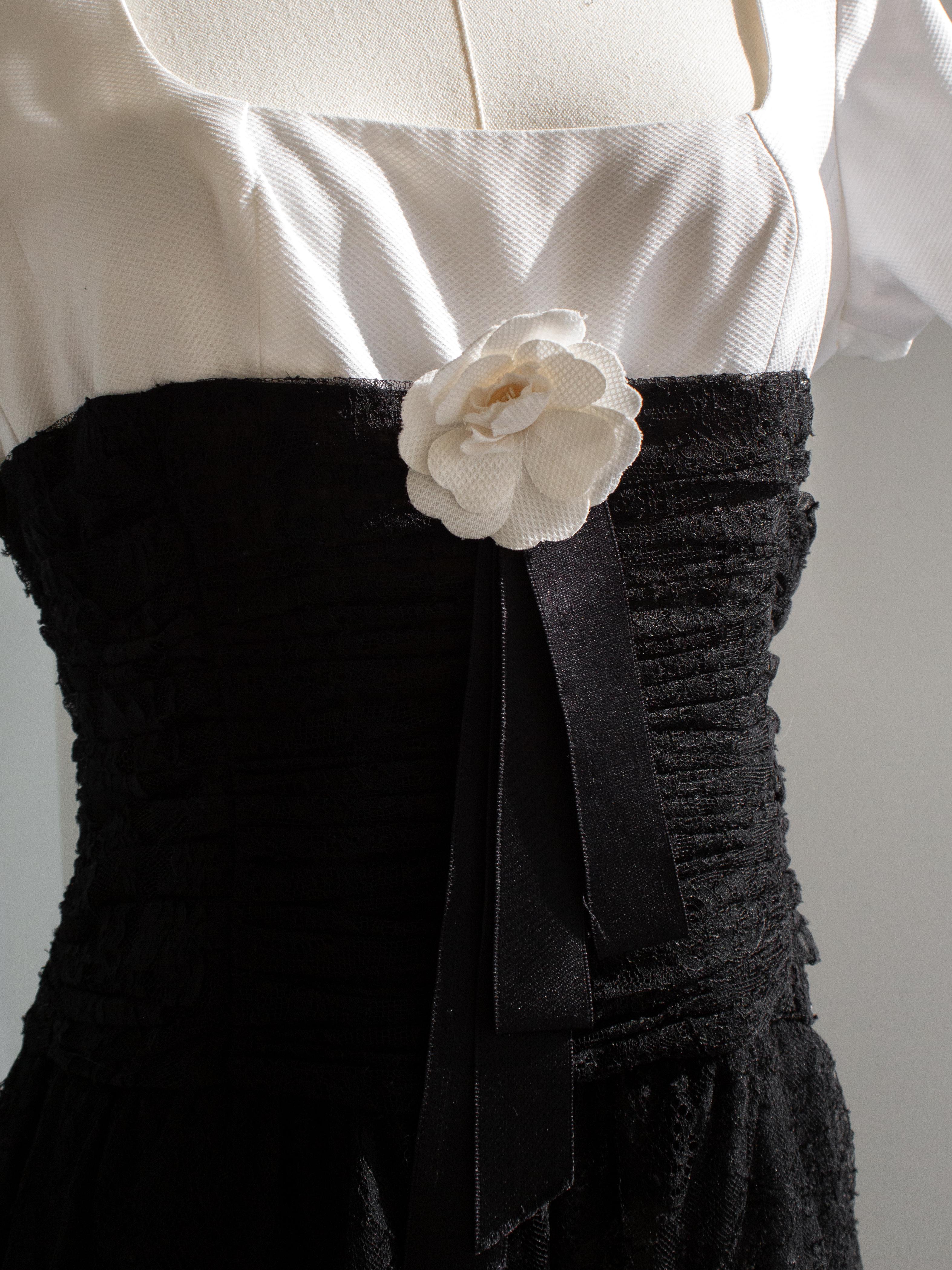 Chanel Vintage S/S 1988 White Black Lace Camellia Bow Dress Gown For Sale 4