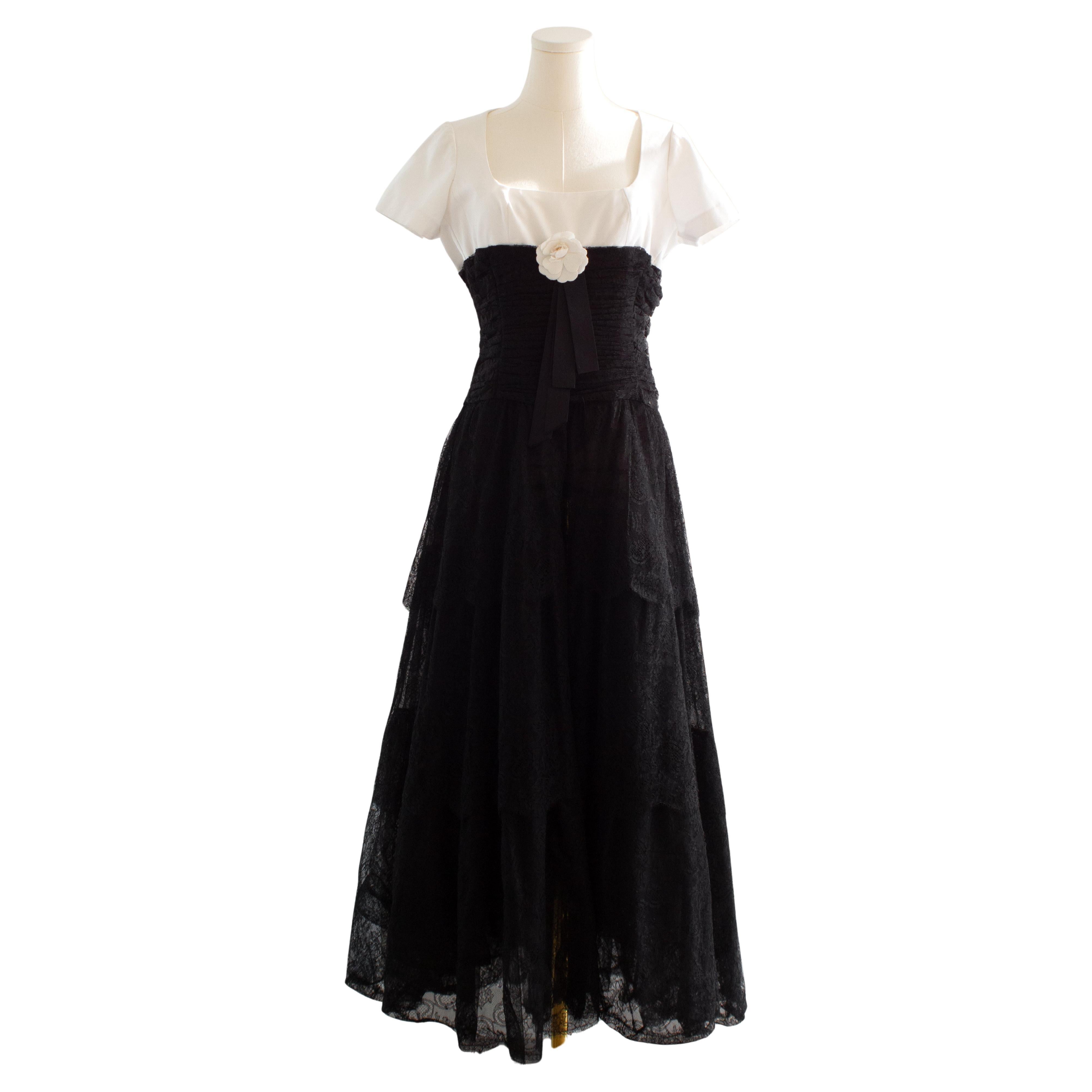Chanel Vintage S/S 1988 White Black Lace Camellia Bow Dress Gown For Sale