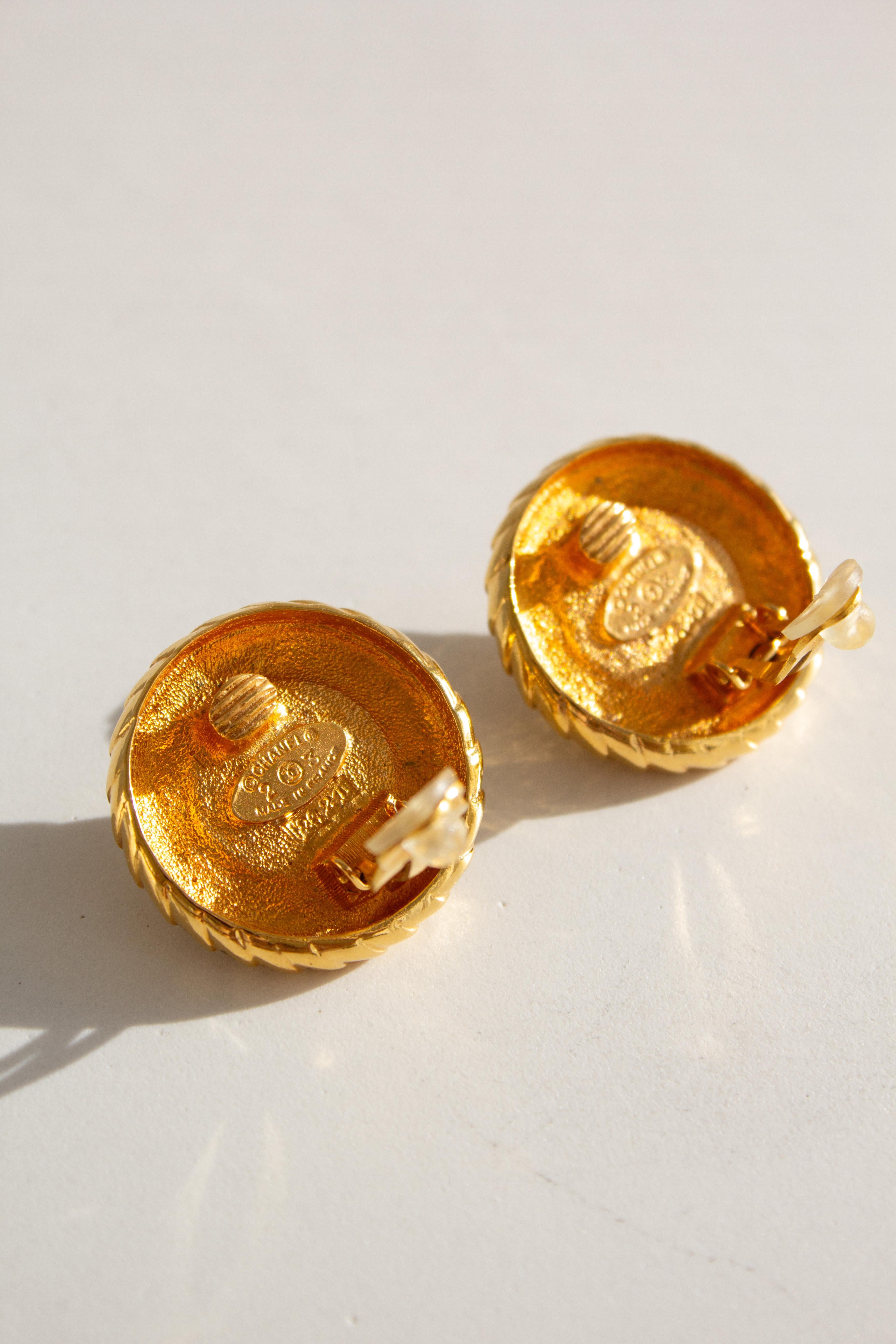 Chanel Vintage S/S 1990 24K vergoldete Kunstperlen-Ohrringe mit Clip im Angebot 6