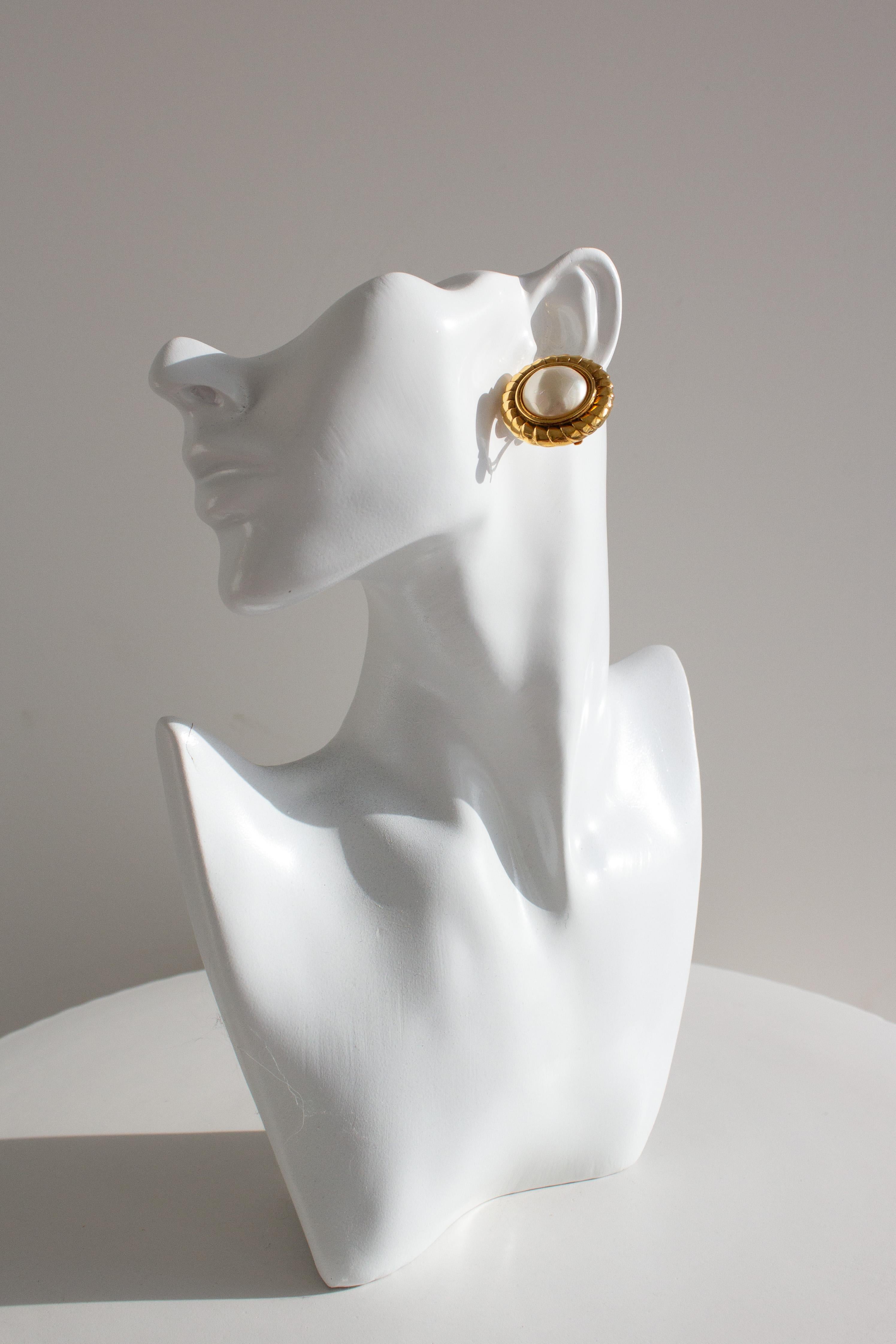 Chanel Vintage S/S 1990 24K vergoldete Kunstperlen-Ohrringe mit Clip im Zustand „Gut“ im Angebot in Jersey City, NJ