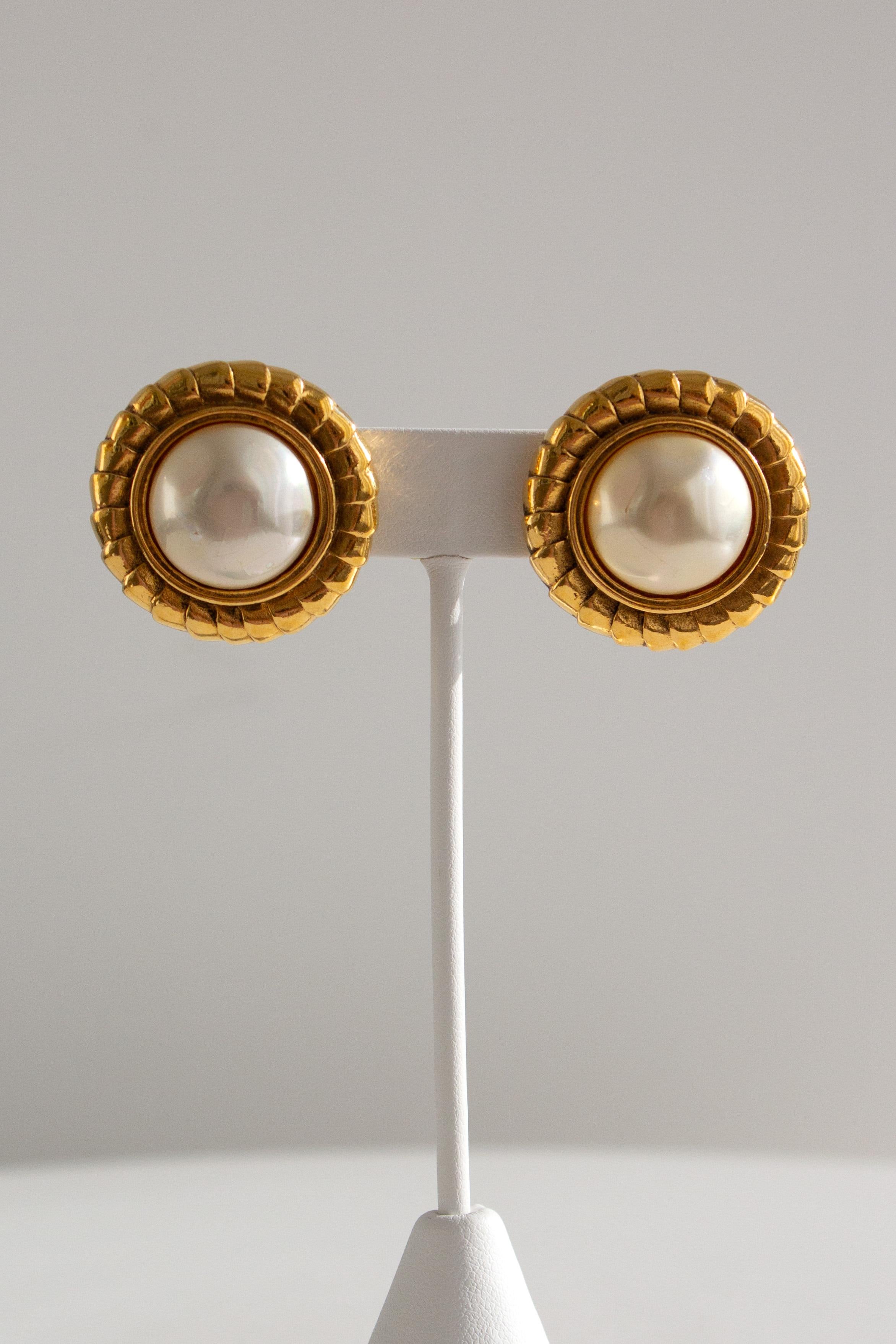 Chanel Vintage S/S 1990 24K vergoldete Kunstperlen-Ohrringe mit Clip Damen im Angebot