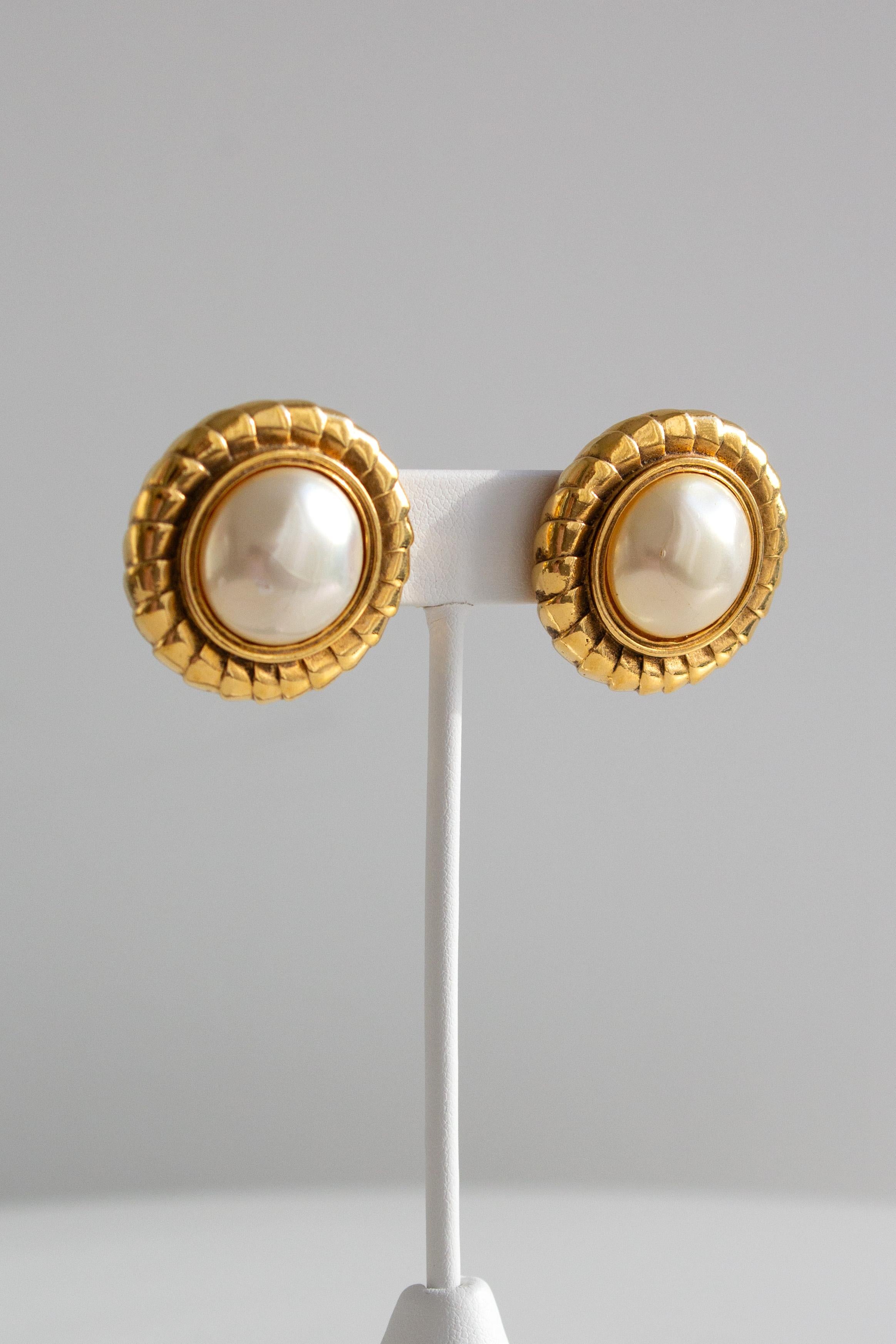 Chanel Vintage S/S 1990 24K vergoldete Kunstperlen-Ohrringe mit Clip im Angebot 1