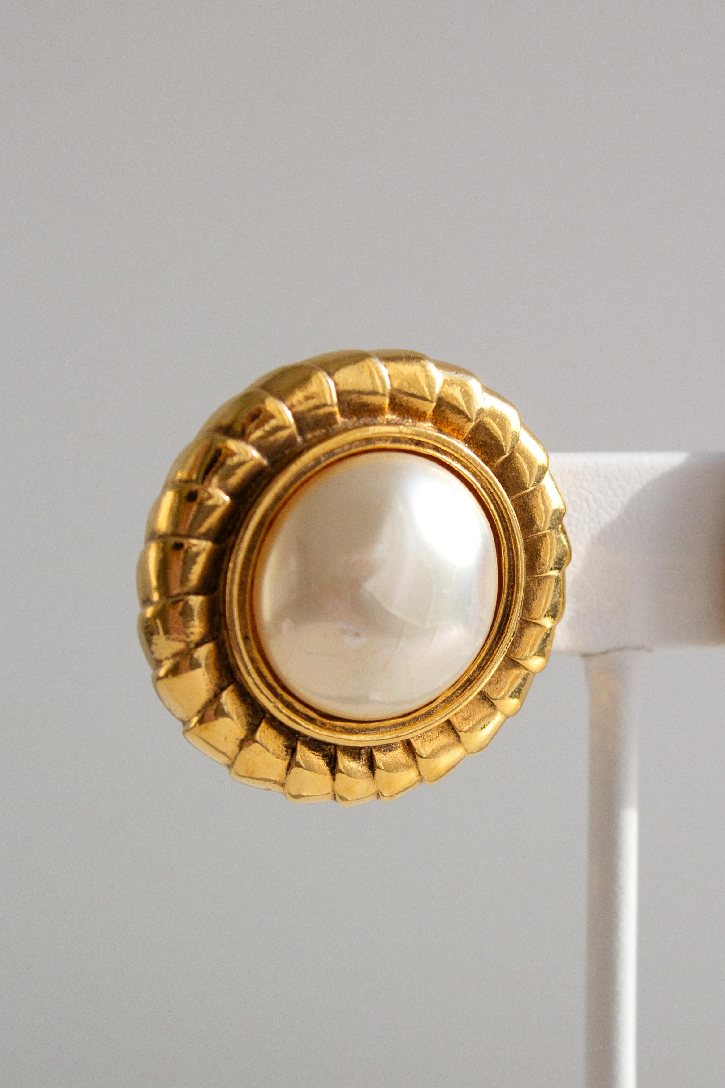 Chanel Vintage S/S 1990 24K vergoldete Kunstperlen-Ohrringe mit Clip im Angebot 2