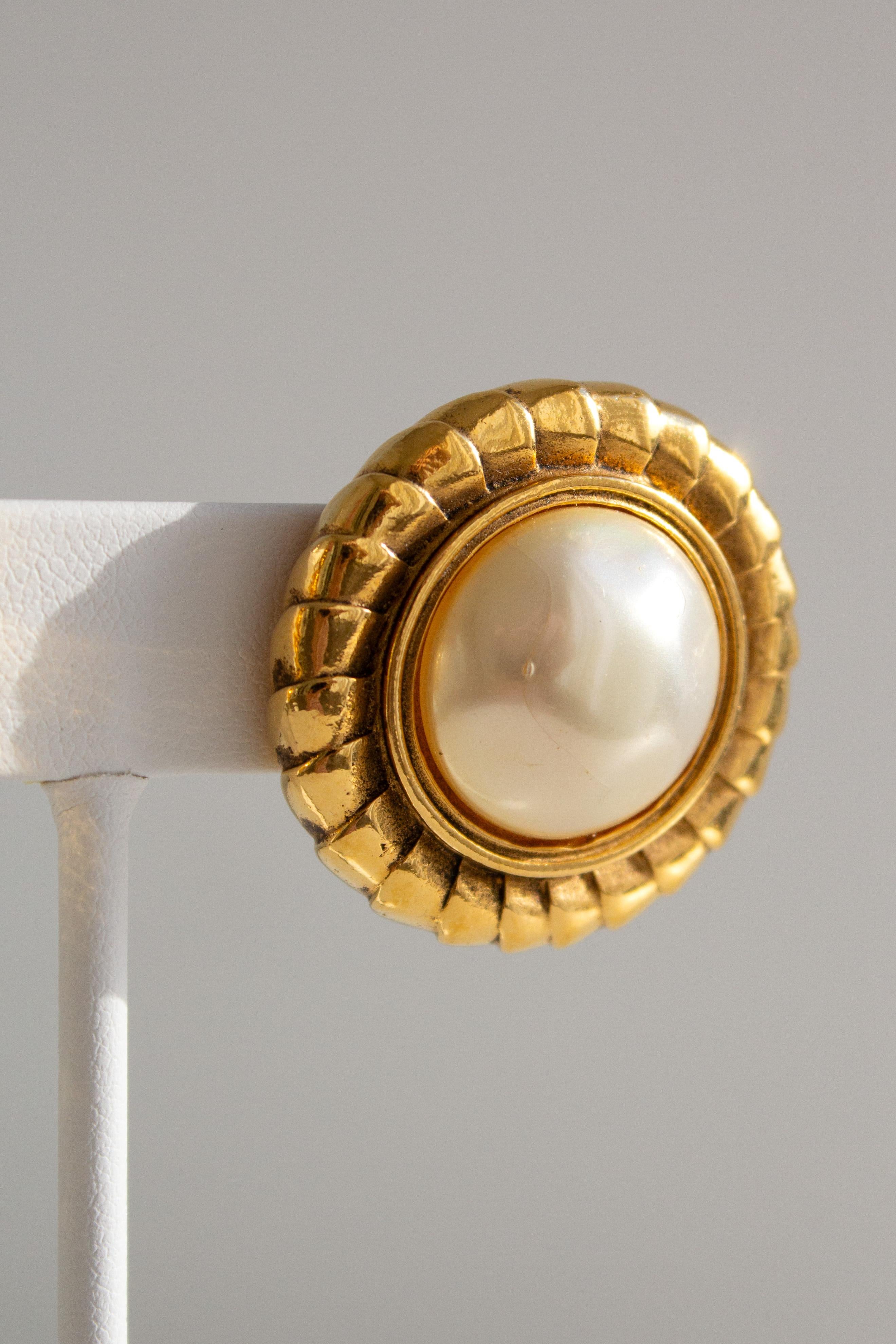 Chanel Vintage S/S 1990 24K vergoldete Kunstperlen-Ohrringe mit Clip im Angebot 3