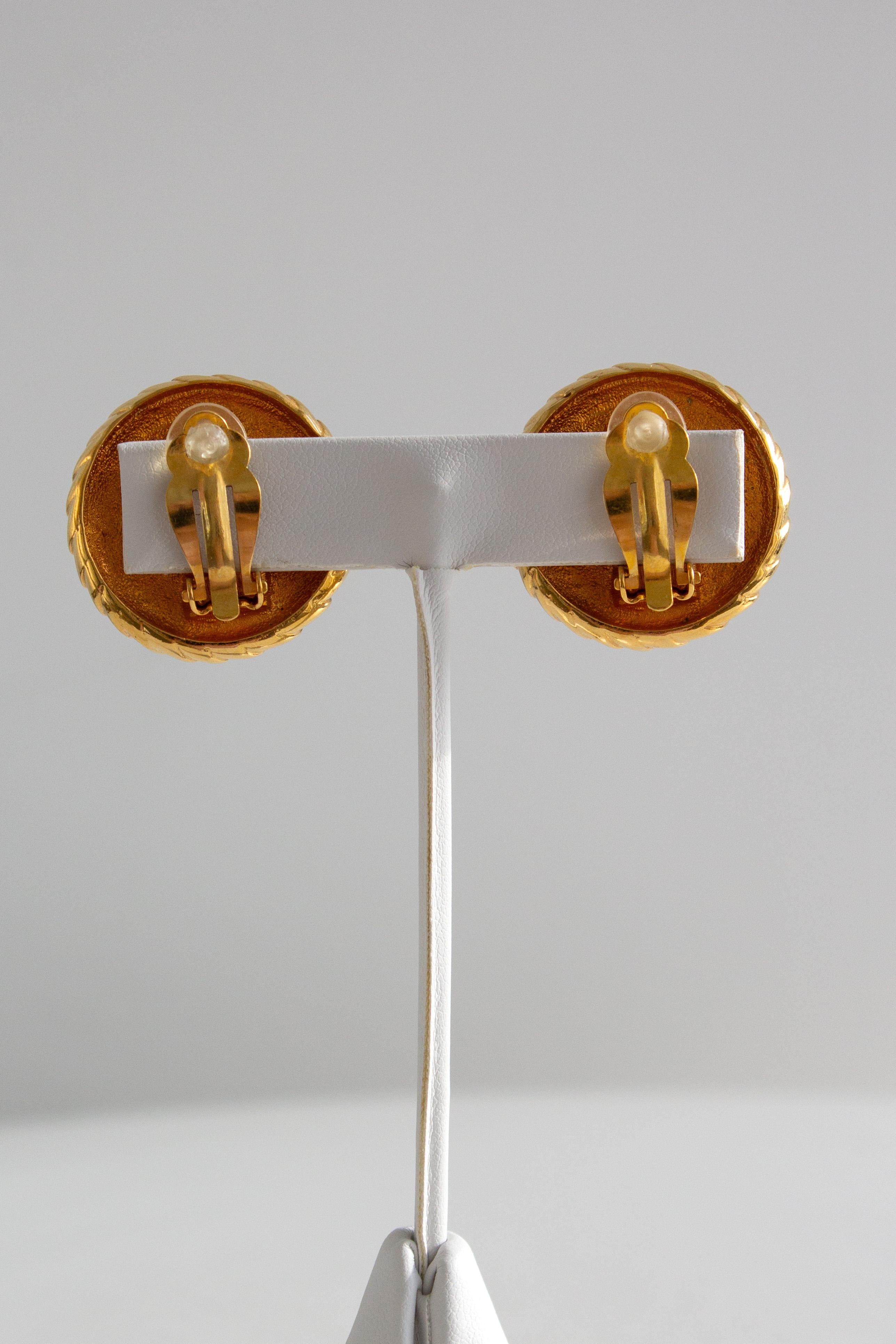 Chanel Vintage S/S 1990 24K vergoldete Kunstperlen-Ohrringe mit Clip im Angebot 4