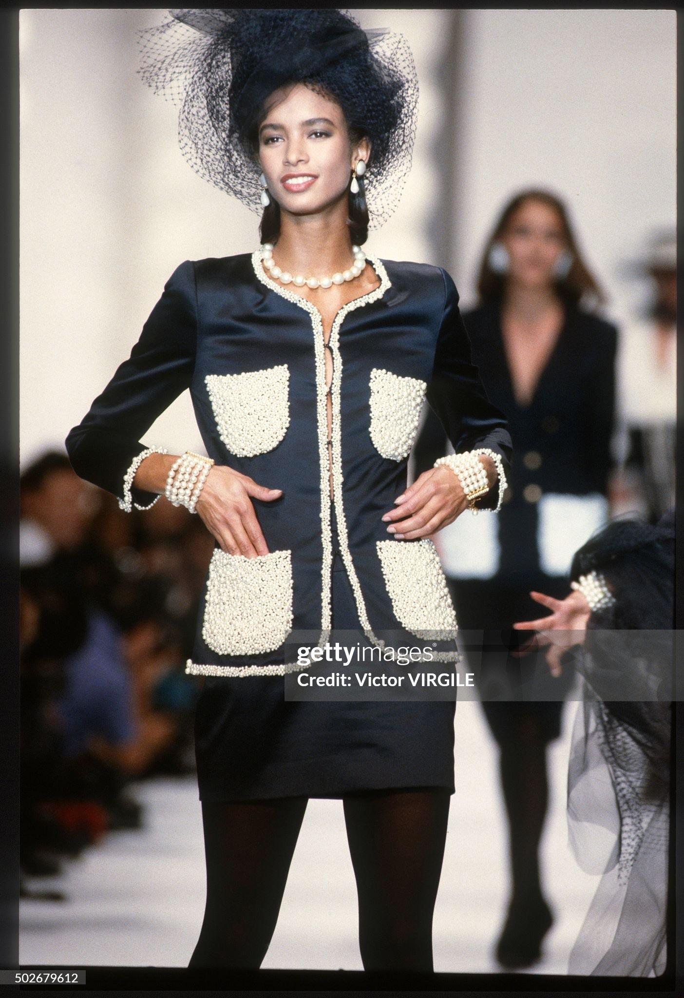 Chanel Vintage S/S 1990 Schwarz Faux Perle verschönert Seide Jacke im Zustand „Hervorragend“ im Angebot in Jersey City, NJ