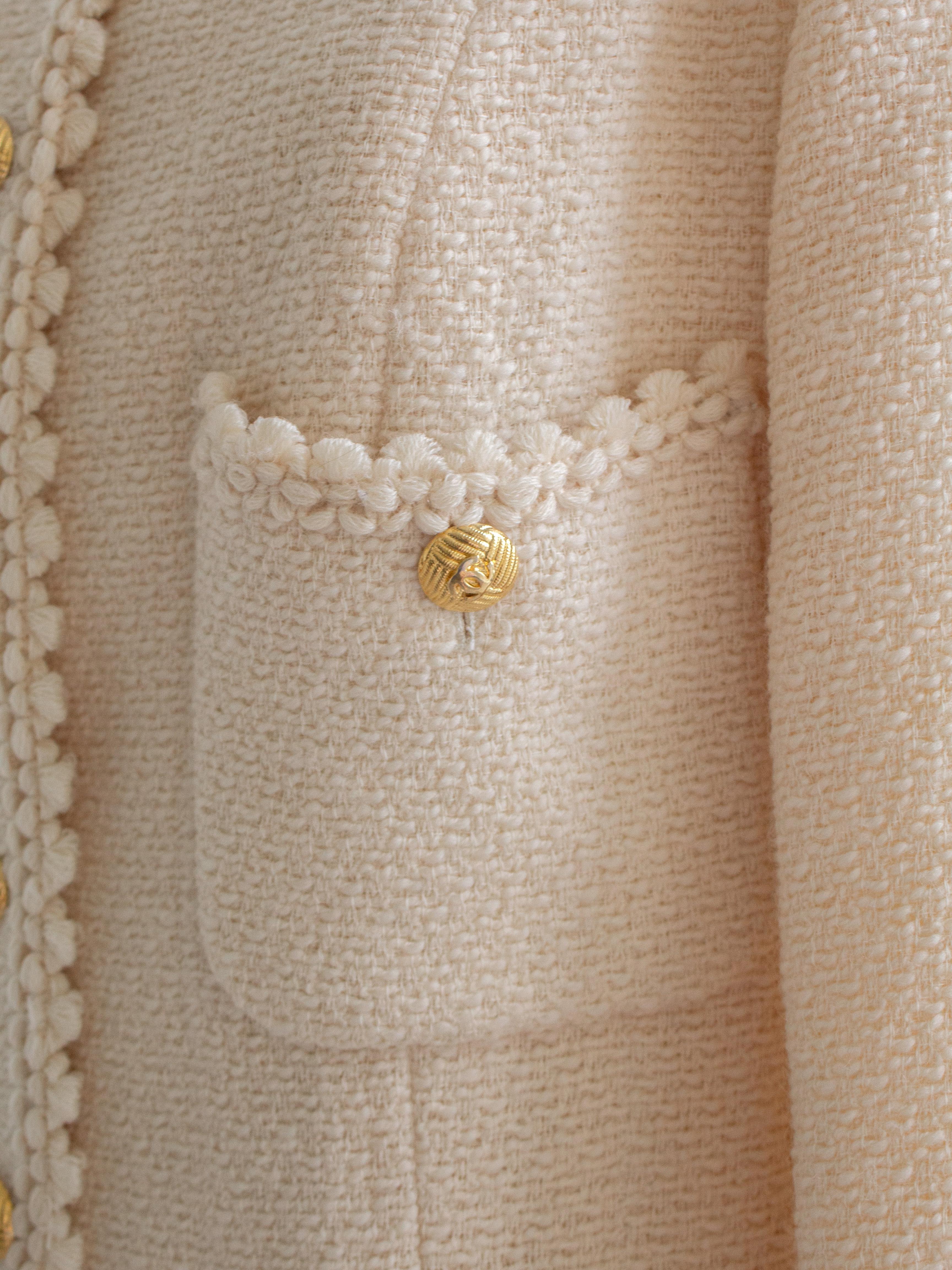 Chanel Vintage S/S 1990 Ecru Cream 24K Gold CC Veste festonnée en tweed en vente 5