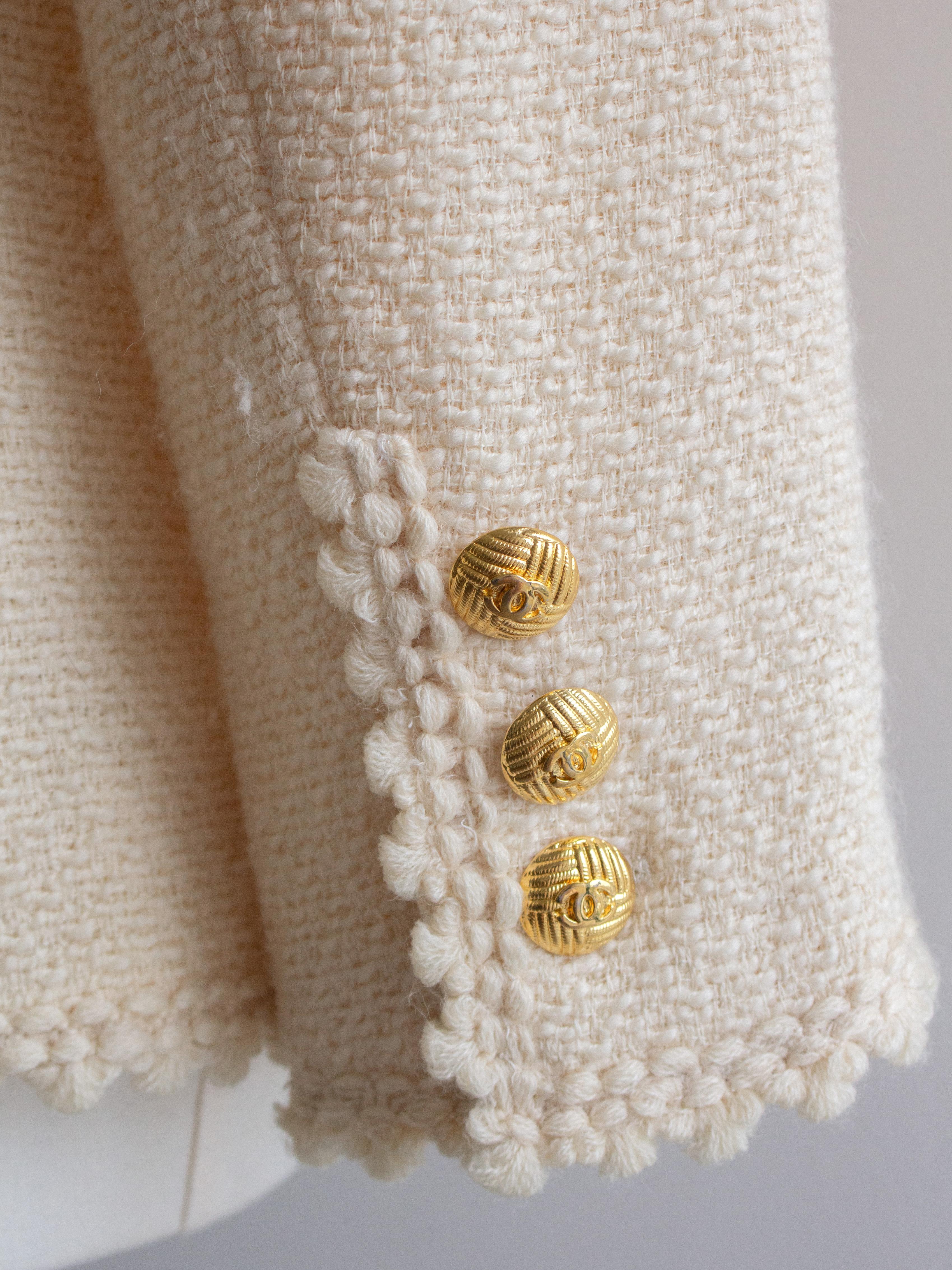 Chanel Vintage S/S 1990 Ecru Cream 24K Gold CC Veste festonnée en tweed en vente 6