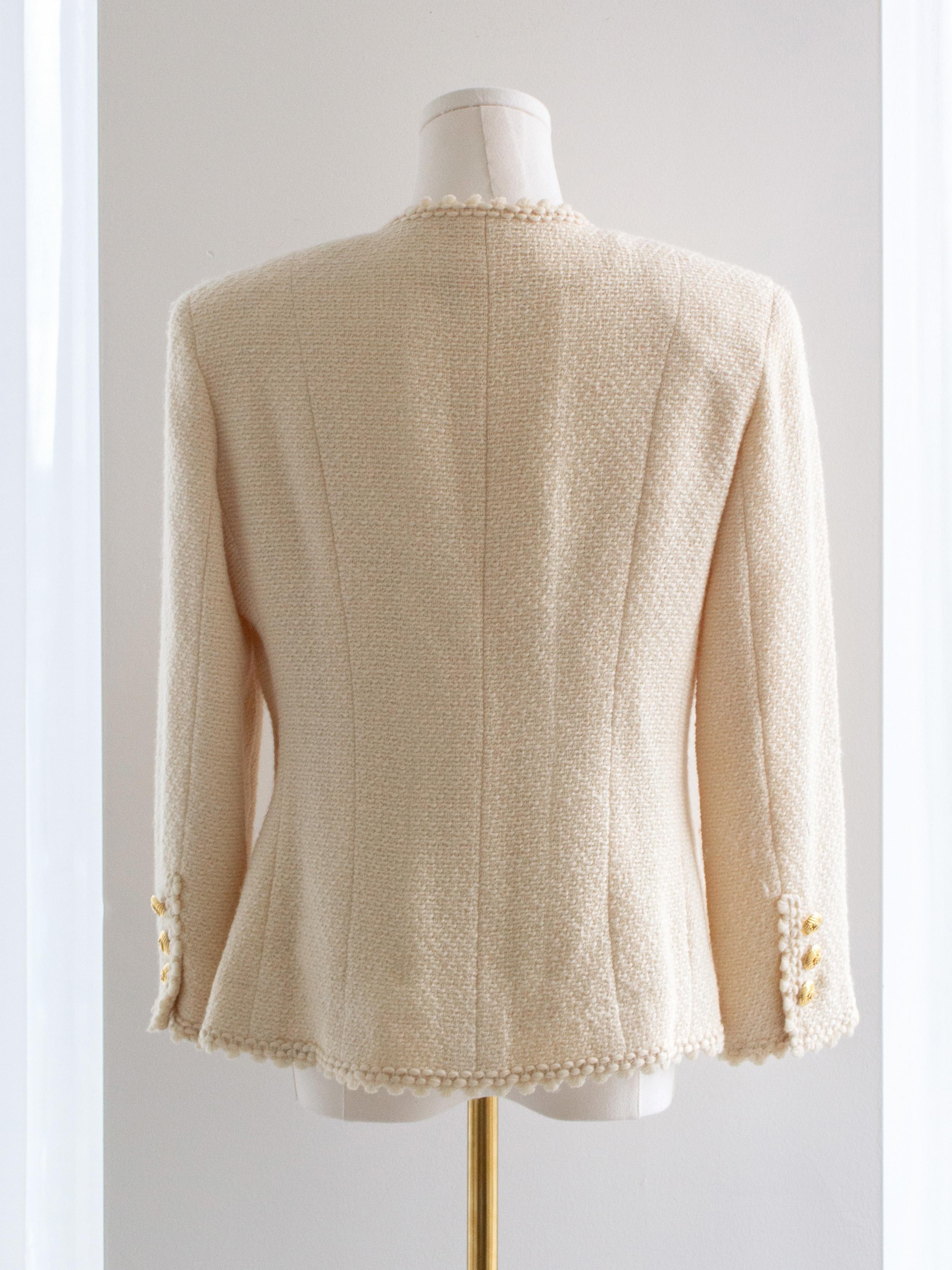 Chanel Vintage S/S 1990 Ecru Cream 24K Gold CC Veste festonnée en tweed en vente 7
