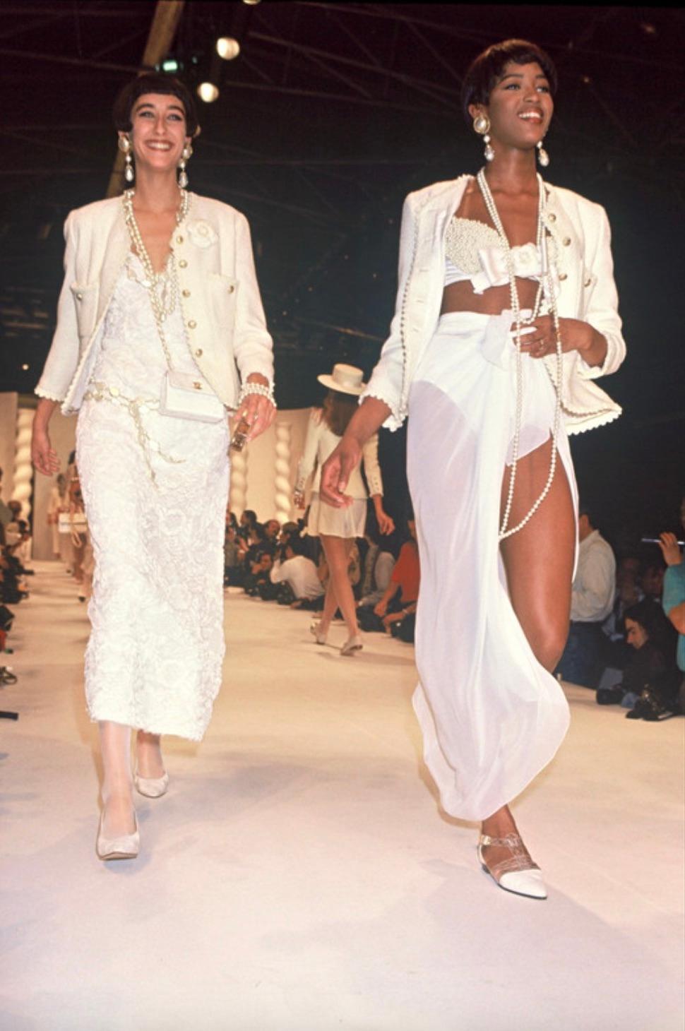 Chanel Vintage S/S 1990 Ecru Cream 24K Gold CC Veste festonnée en tweed en vente 12