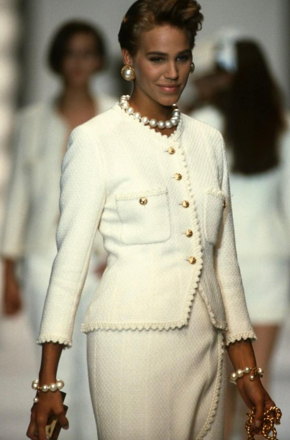 Chanel Vintage S/S 1990 Ecru Cream 24K Gold CC Veste festonnée en tweed en vente 13