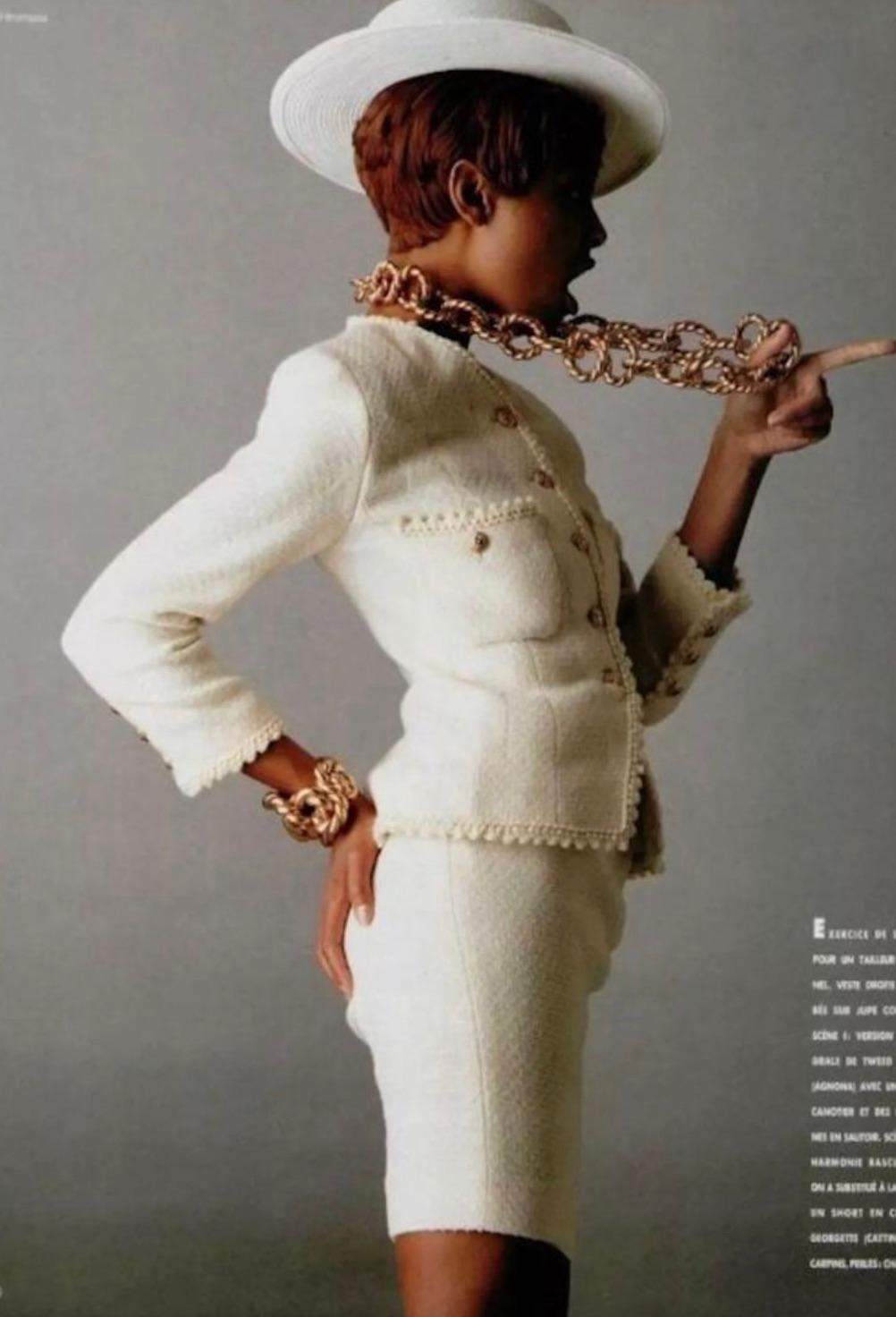 Chanel Vintage S/S 1990 Ecru Cream 24K Gold CC Veste festonnée en tweed en vente 14