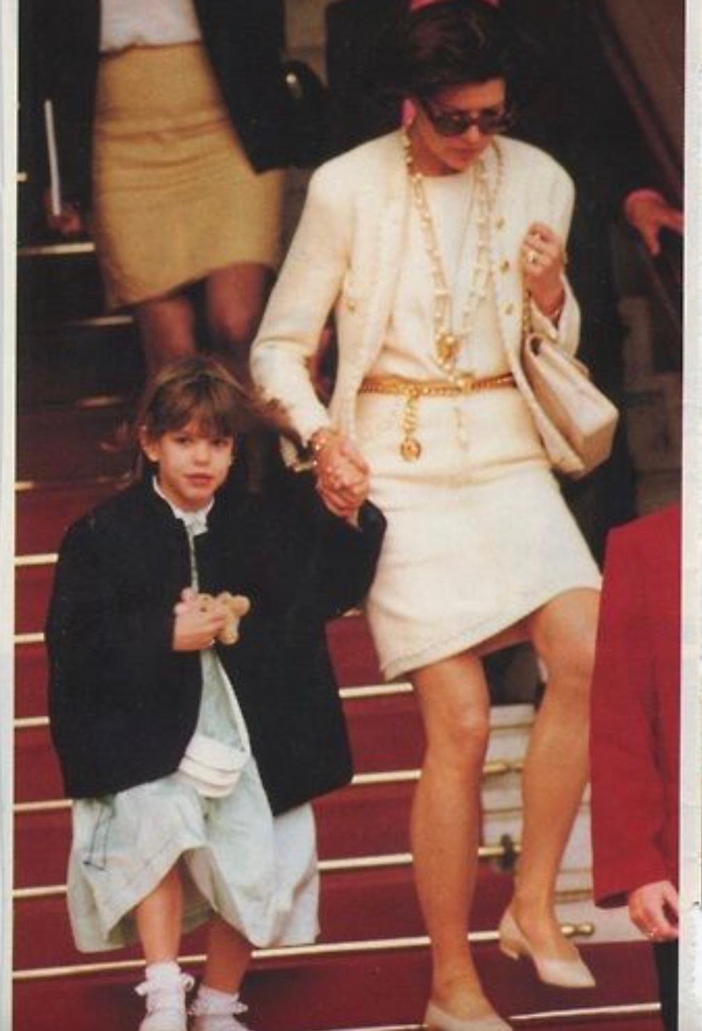 Chanel Vintage S/S 1990 Ecru Cream 24K Gold CC Veste festonnée en tweed en vente 15