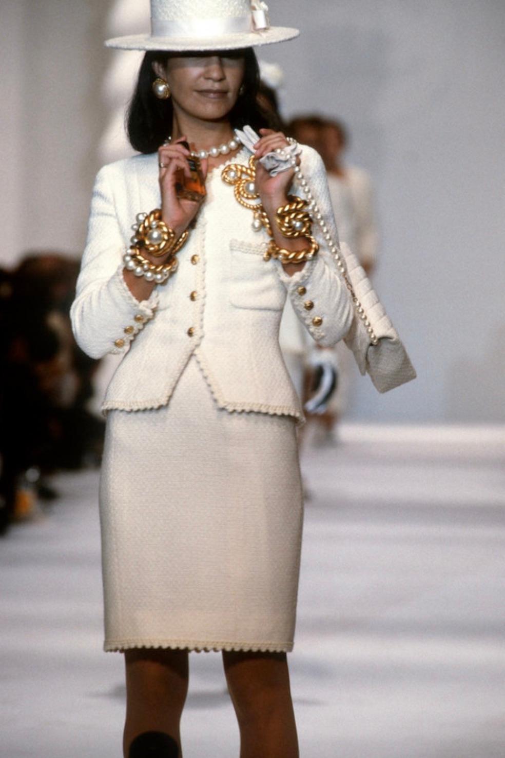 Marron Chanel Vintage S/S 1990 Ecru Cream 24K Gold CC Veste festonnée en tweed en vente