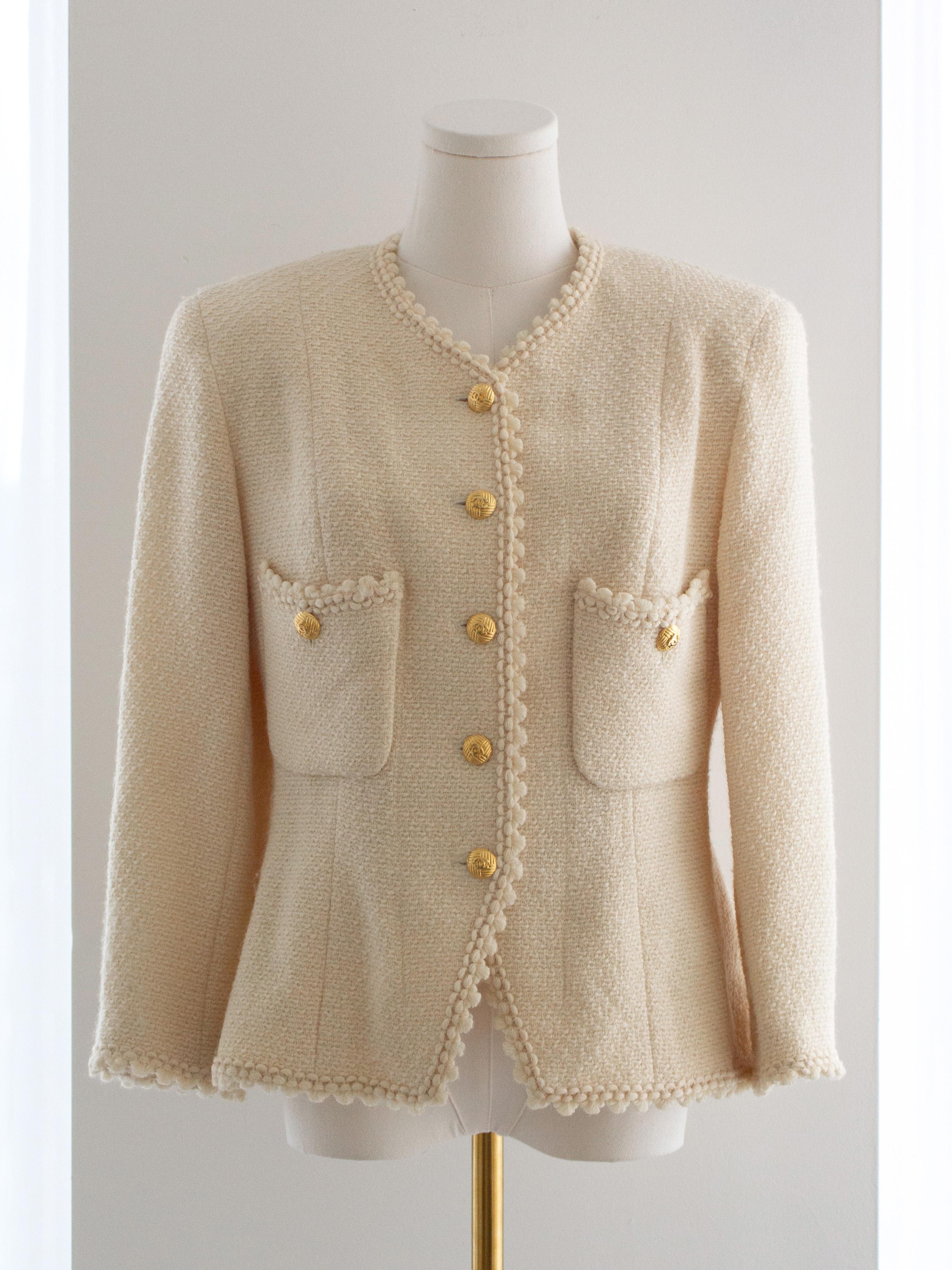 Chanel Vintage S/S 1990 Ecru Cream 24K Gold CC Veste festonnée en tweed Pour femmes en vente