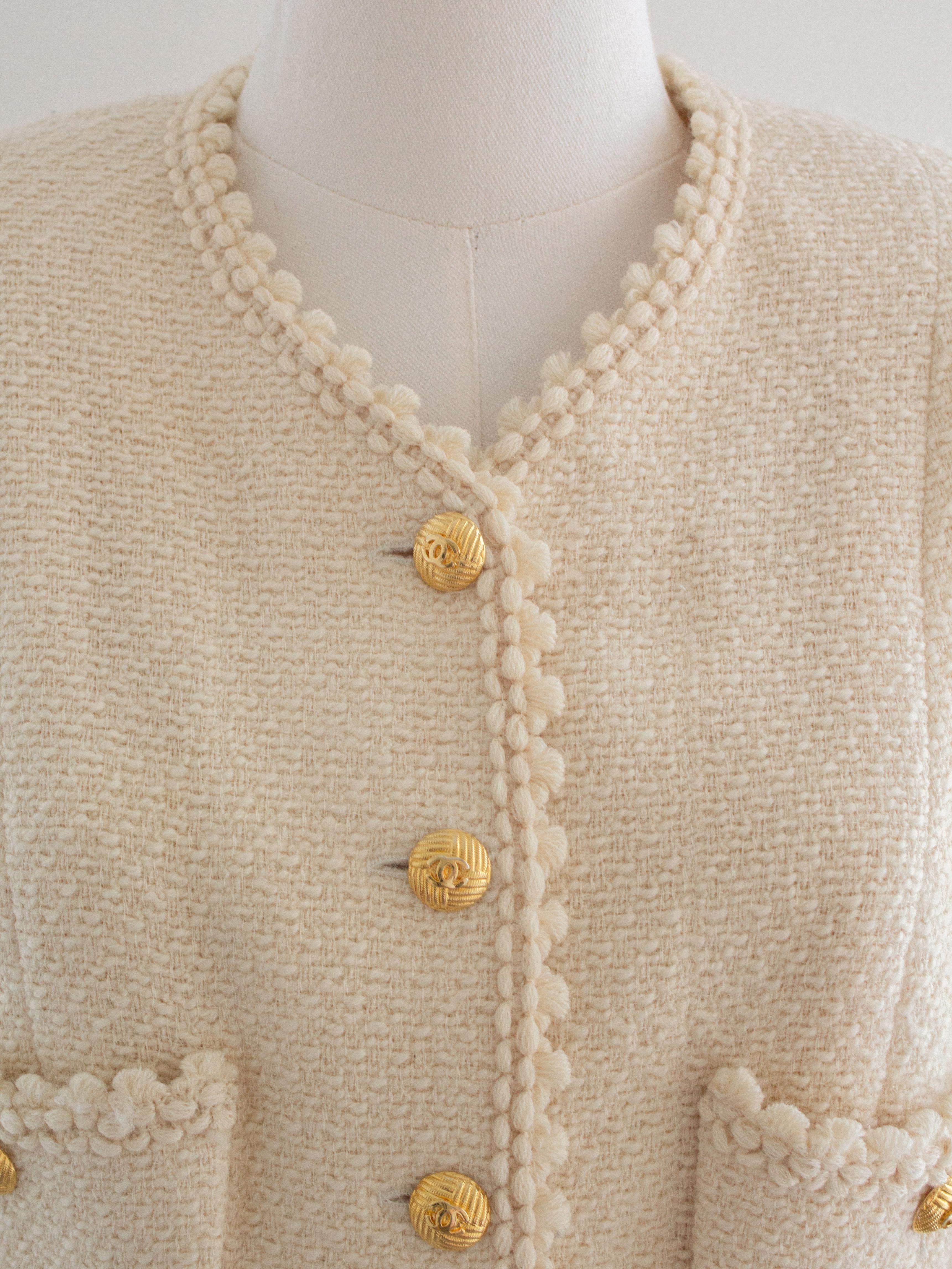 Chanel Vintage S/S 1990 Ecru Cream 24K Gold CC Veste festonnée en tweed en vente 1