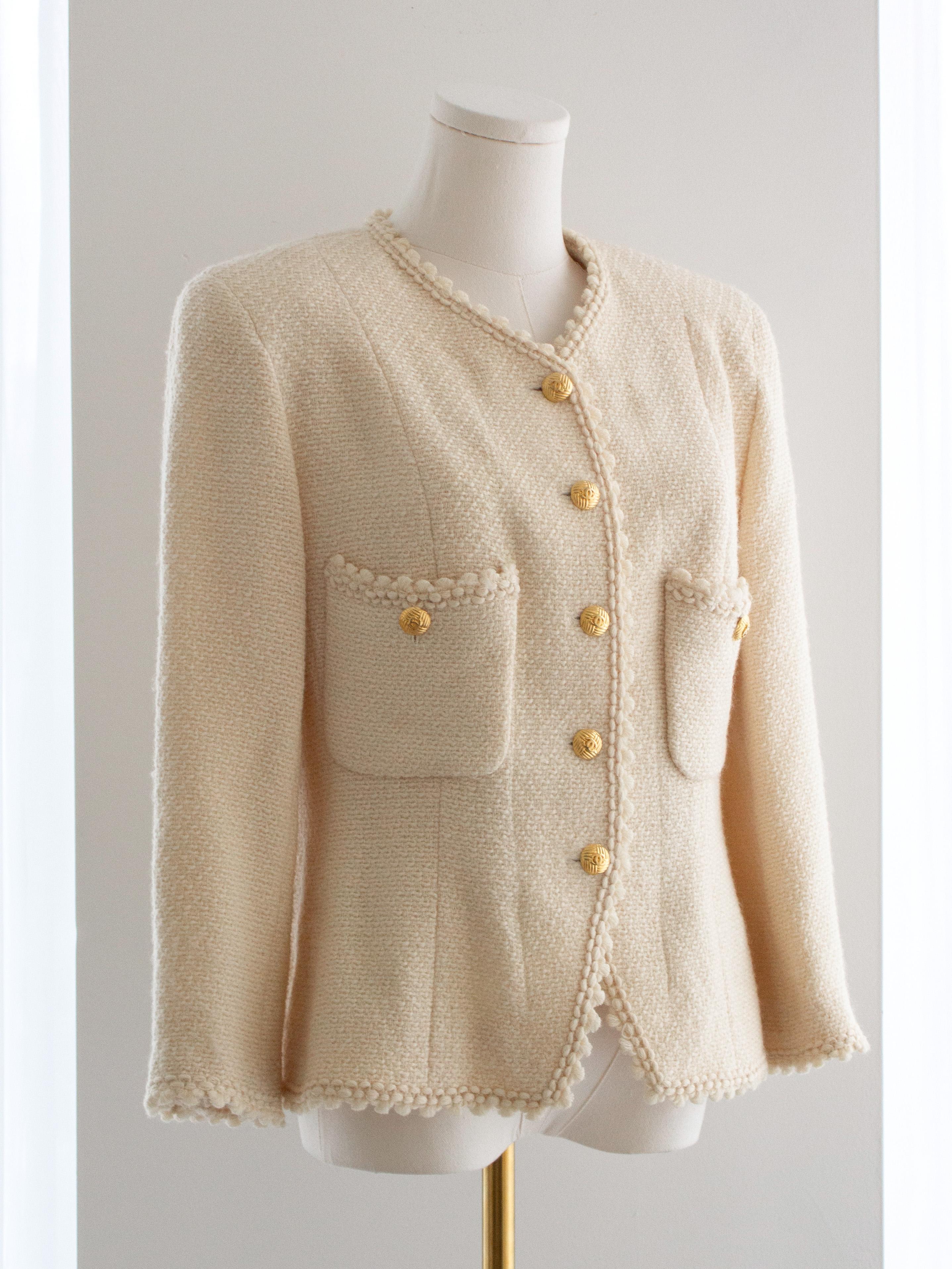 Chanel Vintage S/S 1990 Ecru Cream 24K Gold CC Veste festonnée en tweed en vente 2