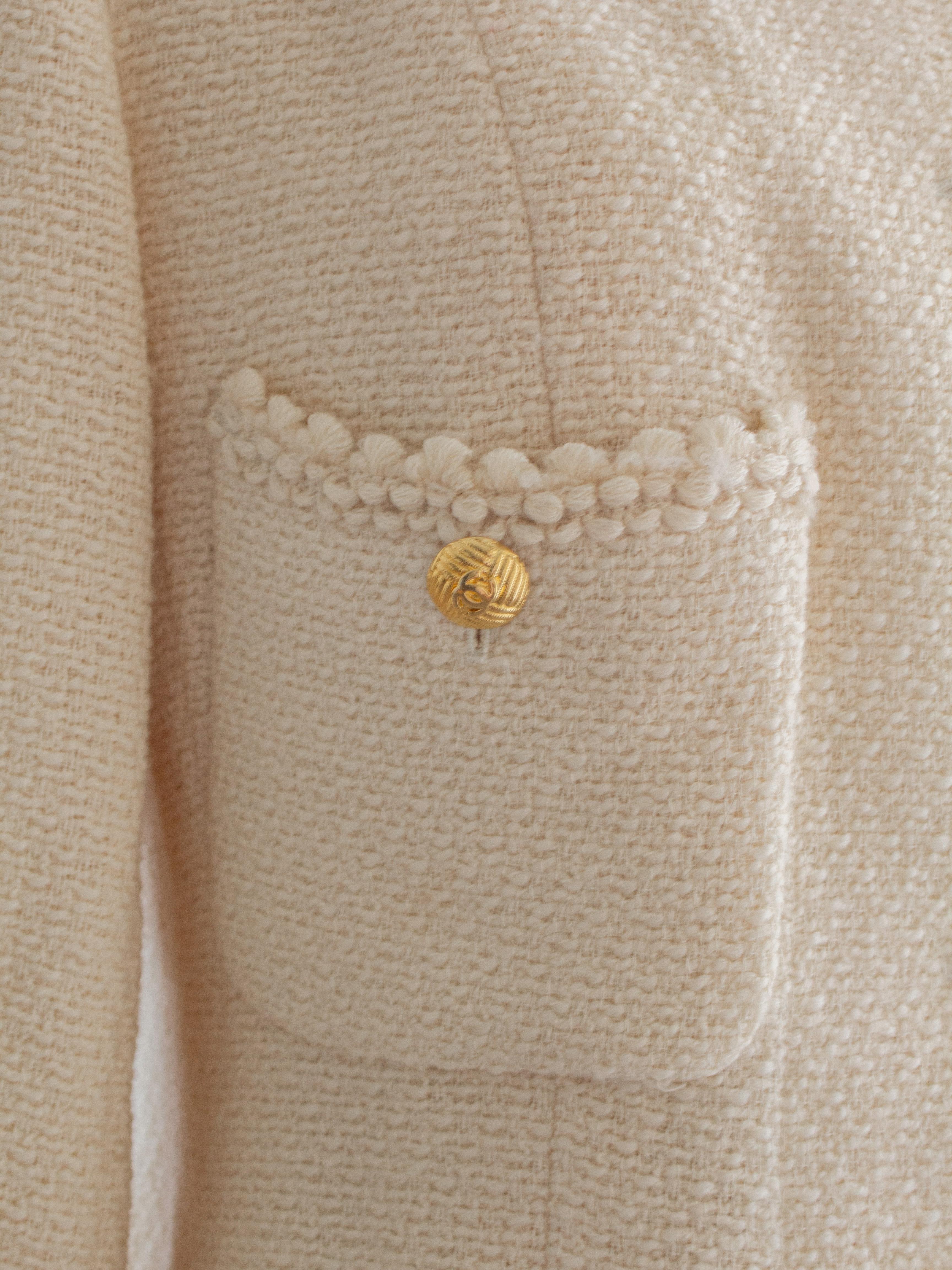 Chanel Vintage S/S 1990 Ecru Cream 24K Gold CC Veste festonnée en tweed en vente 3