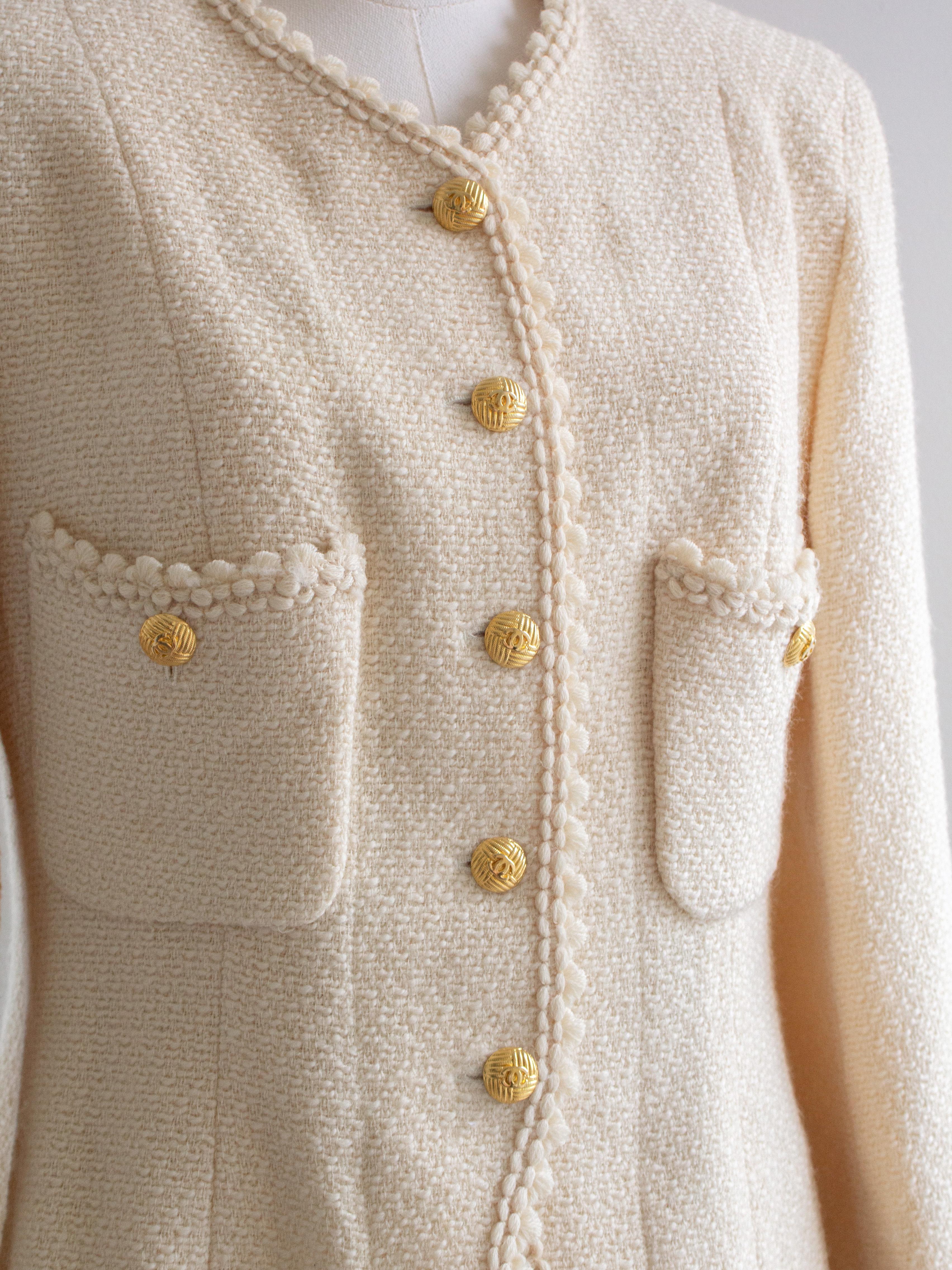Chanel Vintage S/S 1990 Ecru Cream 24K Gold CC Veste festonnée en tweed en vente 4