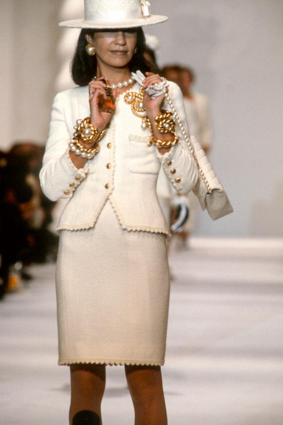 Chanel Vintage S/S 1990 Elfenbein Creme 24K Gold CC Scalloped Tweed Jacke Damen im Angebot