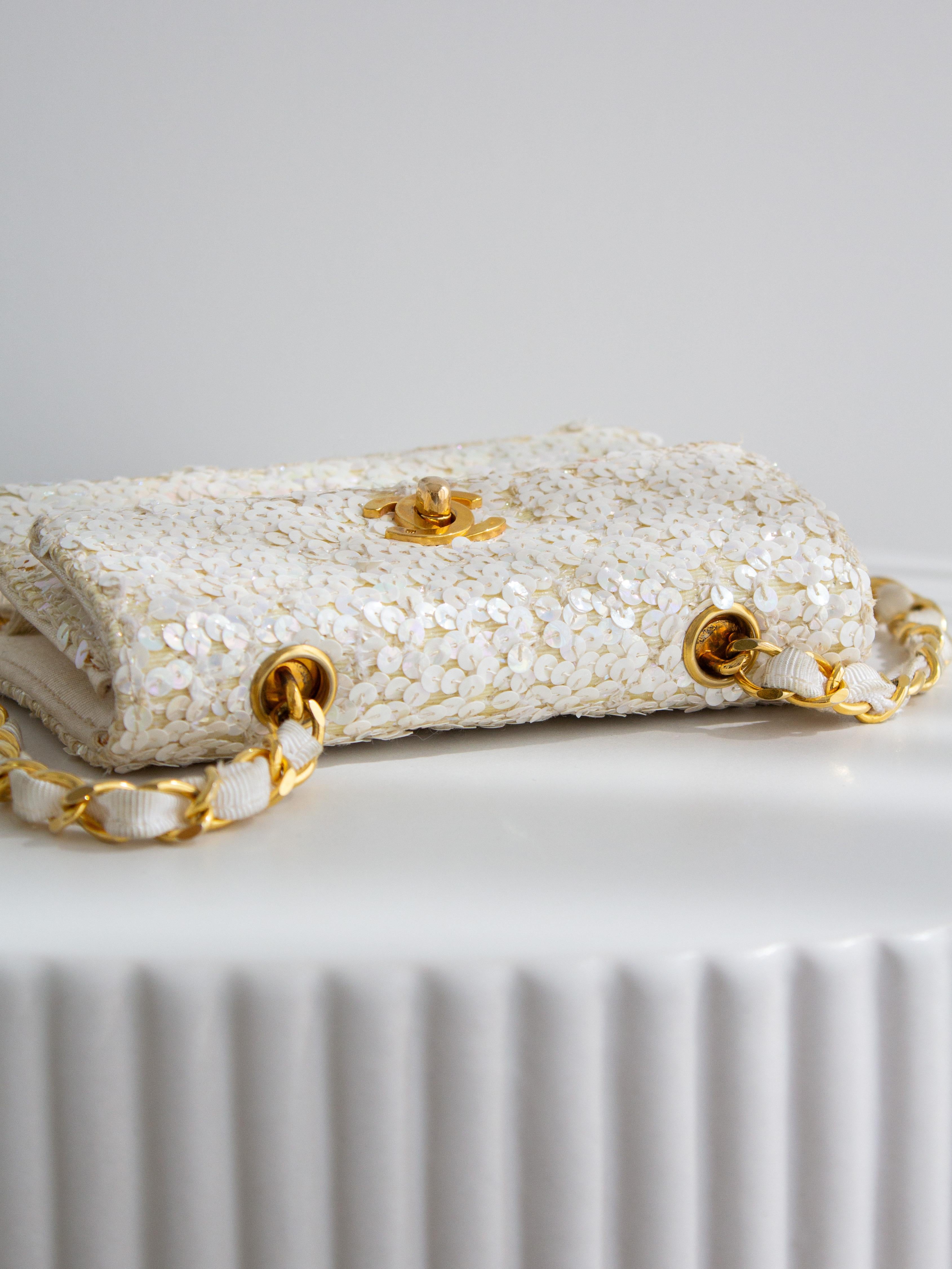 Chanel Vintage S/S 1991 Iridescent White 24K Gold Sequin Micro Mini Flap Bag For Sale 5