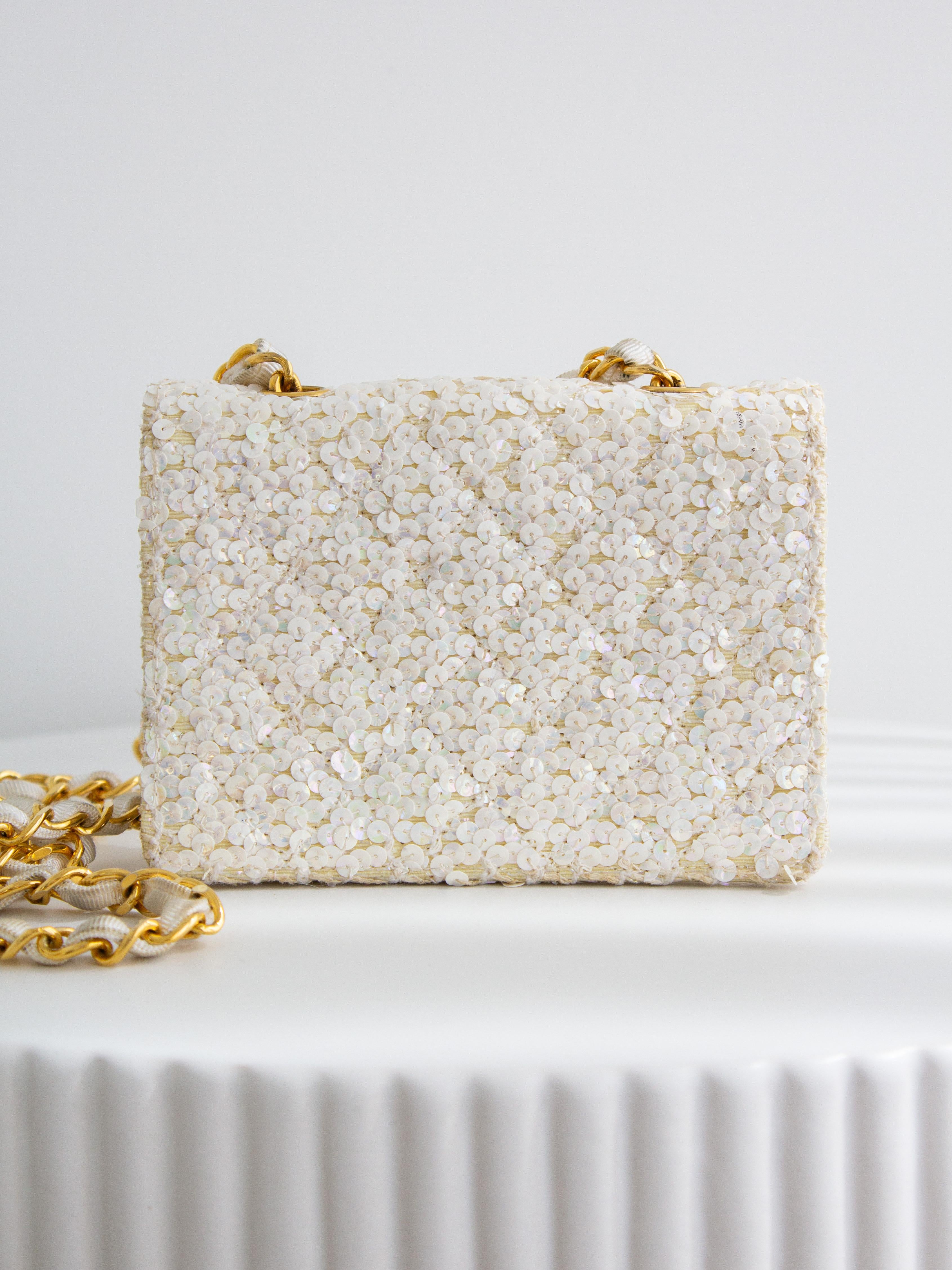 Chanel Vintage S/S 1991 Iridescent White 24K Gold Sequin Micro Mini Flap Bag For Sale 3