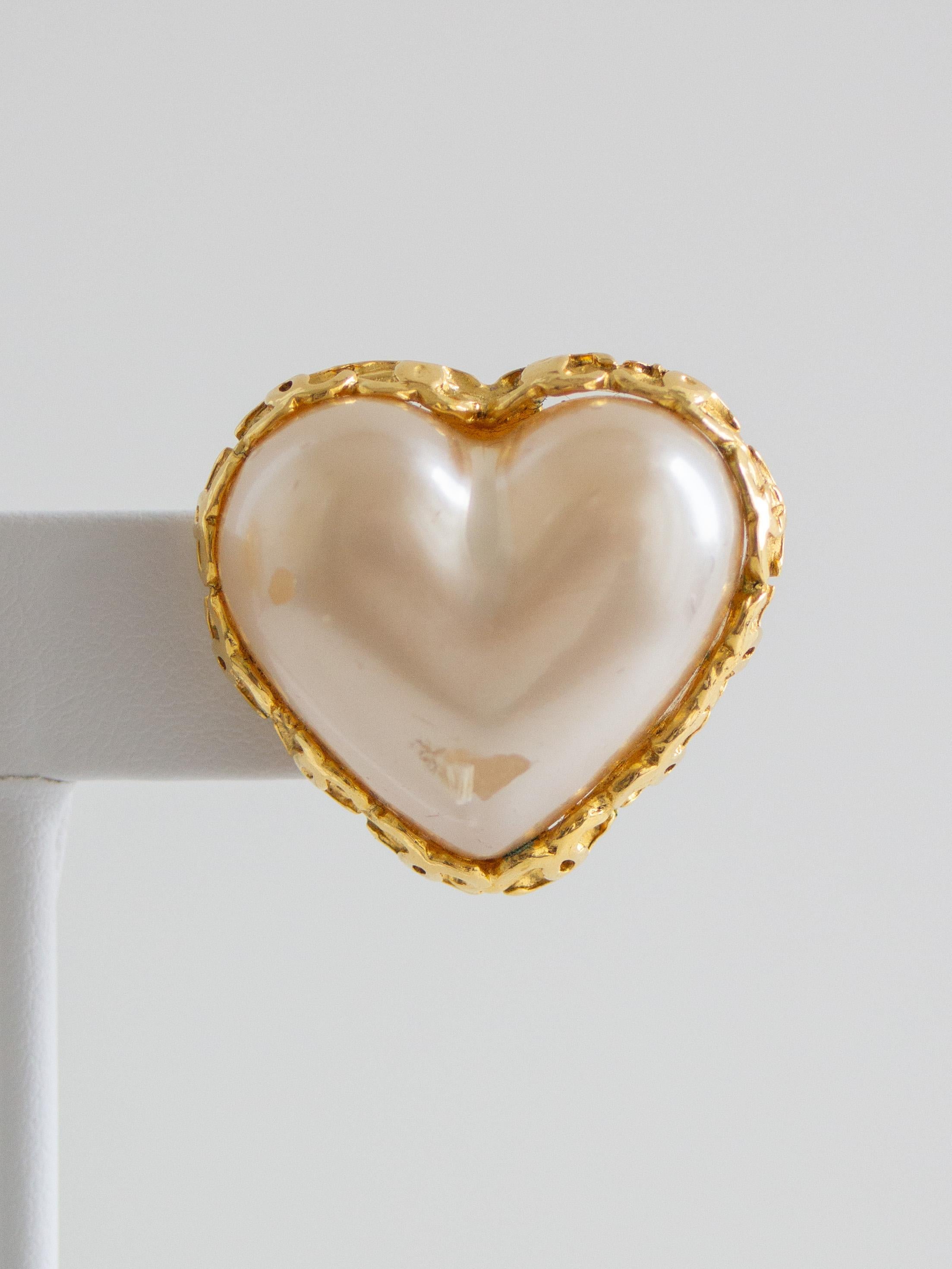 Chanel Vintage S/S 1992 Collection 28 Gold-Plated Faux Pearl Hearts Earrings In Fair Condition For Sale In Jersey City, NJ