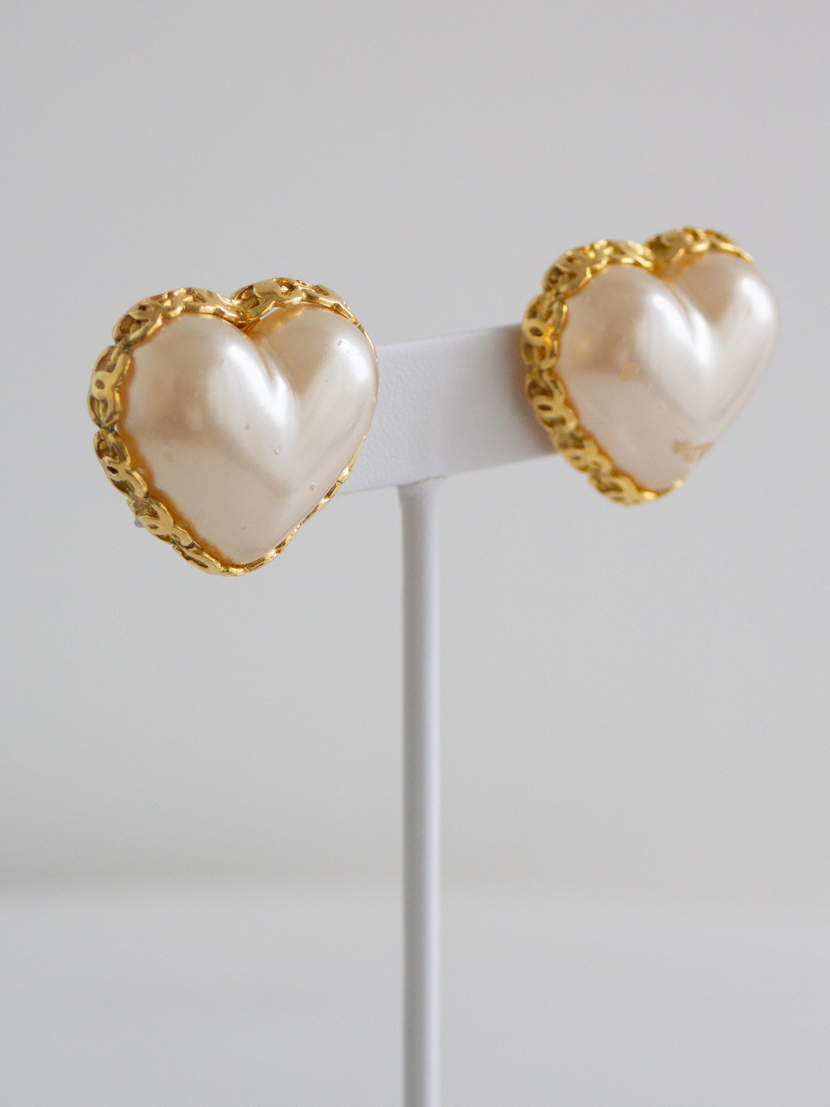 Women's Chanel Vintage S/S 1992 Collection 28 Gold-Plated Faux Pearl Hearts Earrings For Sale