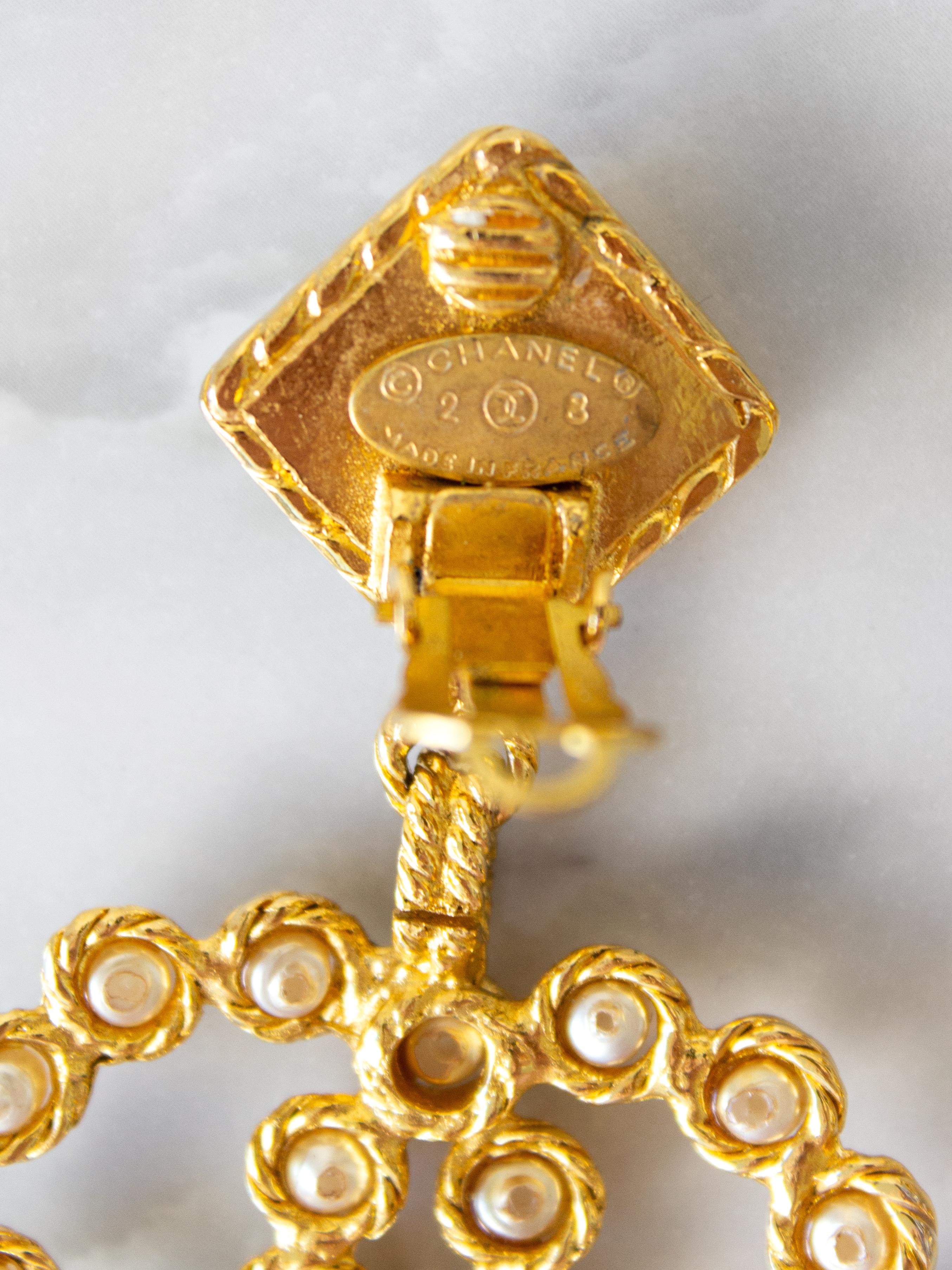 Chanel Vintage S/S 1992 Vergoldetes CC-Logo Perlen Kollektion 28 Clip-Ohrringe im Angebot 6