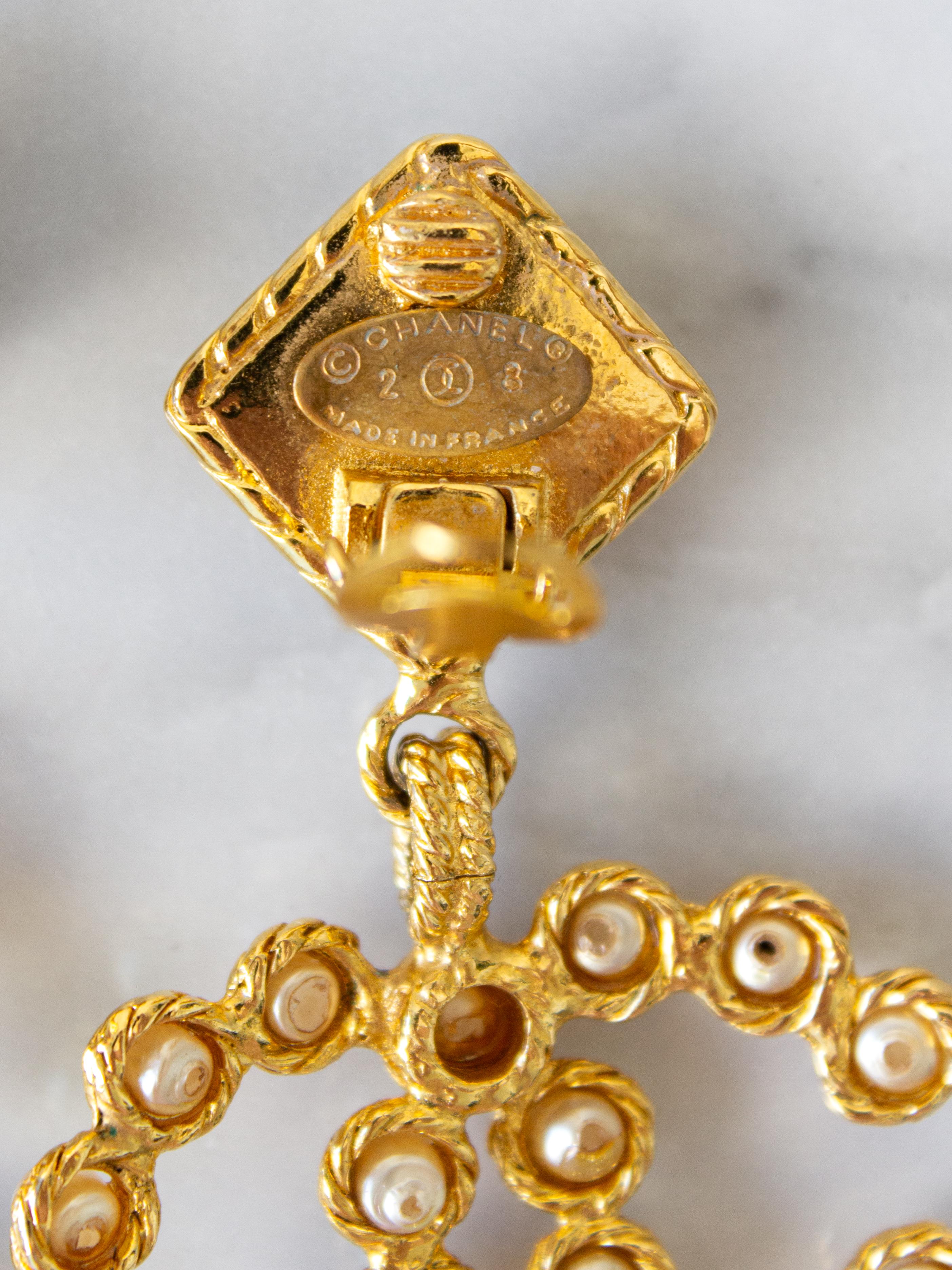 Chanel Vintage S/S 1992 Vergoldetes CC-Logo Perlen Kollektion 28 Clip-Ohrringe im Angebot 7