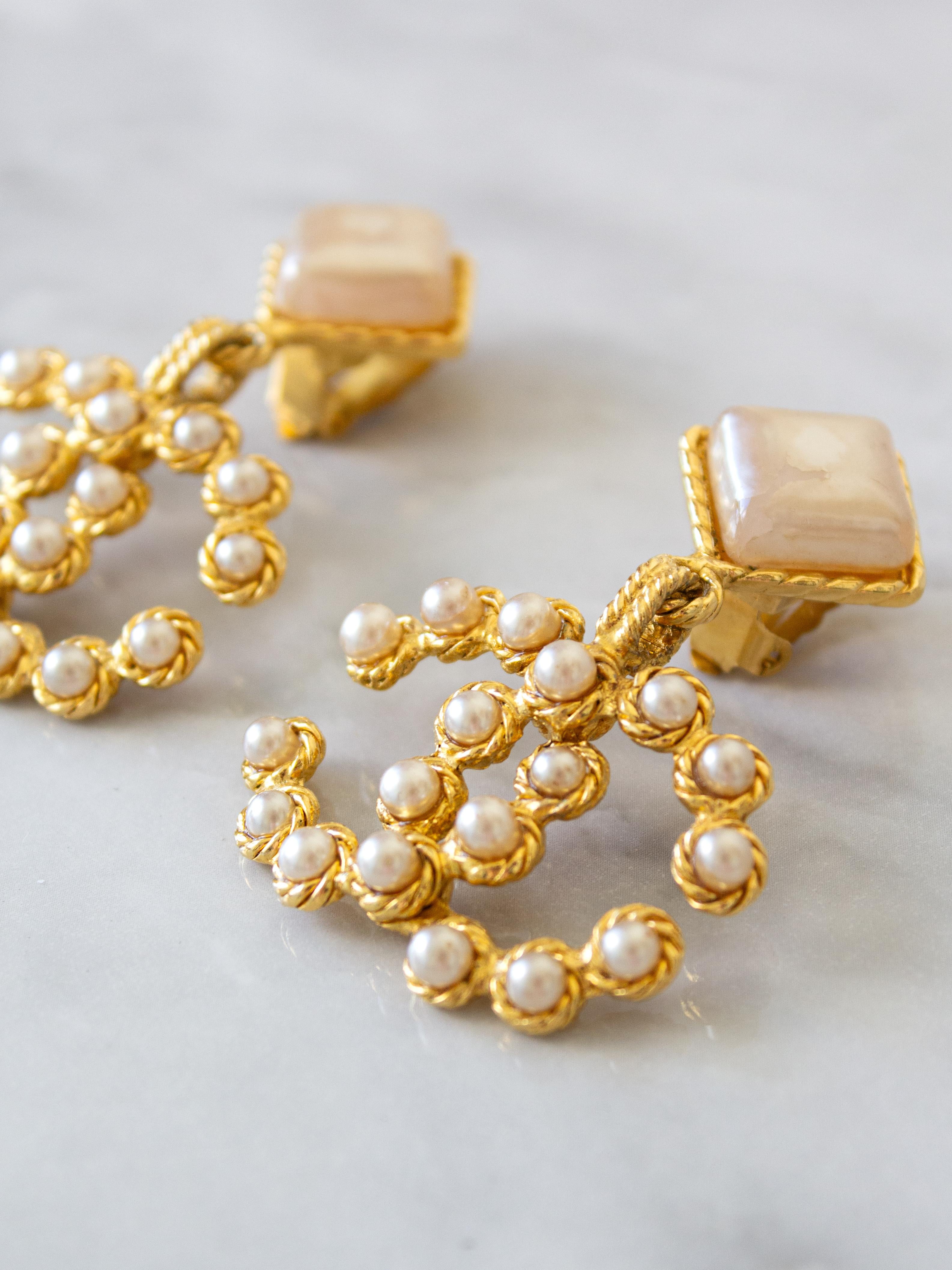Entdecken Sie ein Stück Modegeschichte mit diesen Vintage-Ohrringen aus Chanel-Perlenimitat. Diese Ohrringe aus der Spring/Summer 1992 Collection sind mehr als nur Accessoires - sie sind Sammlerstücke. Mit dem kultigen CC