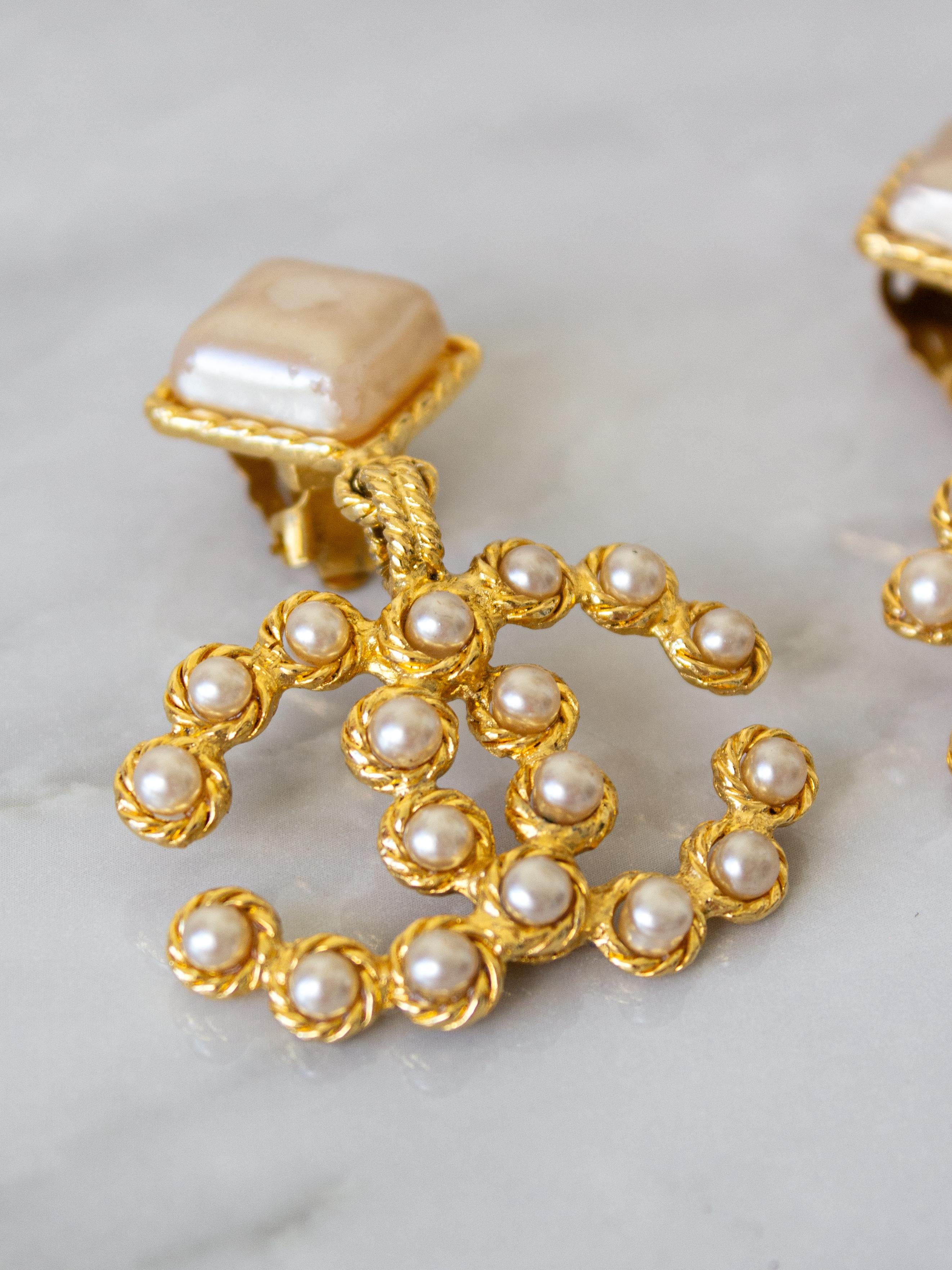 Chanel Vintage S/S 1992 Vergoldetes CC-Logo Perlen Kollektion 28 Clip-Ohrringe im Angebot 1