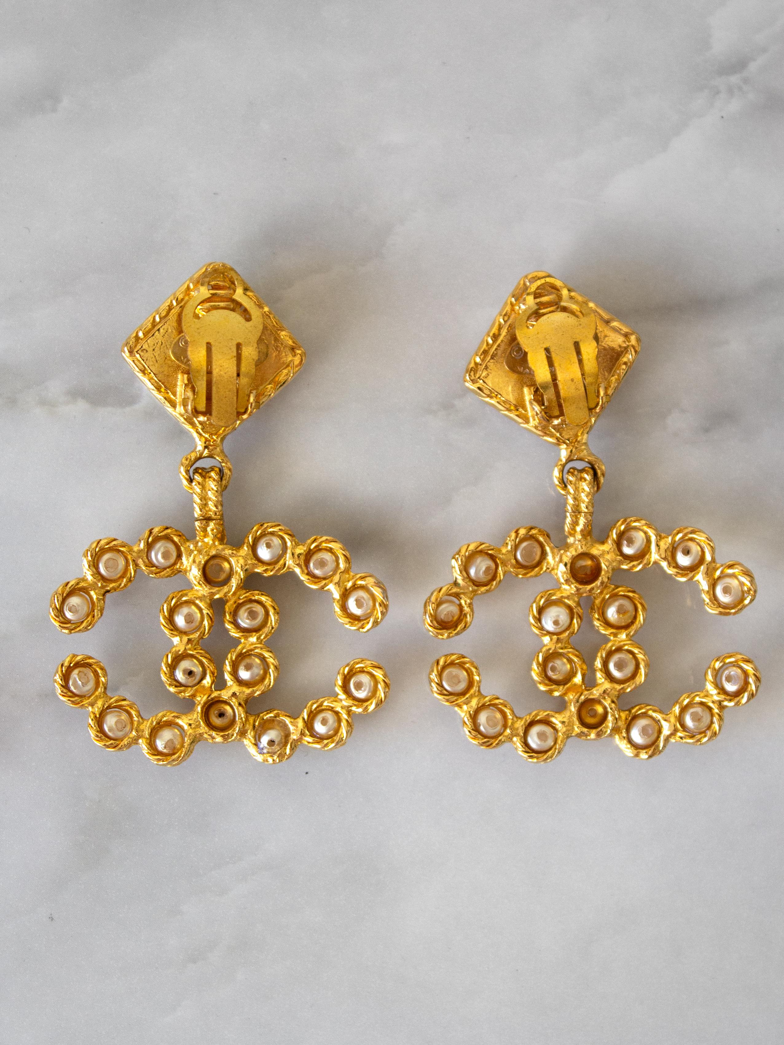 Chanel Vintage S/S 1992 Gold-Plated CC Logo Pearl Collection 28 Clip Earrings For Sale 3